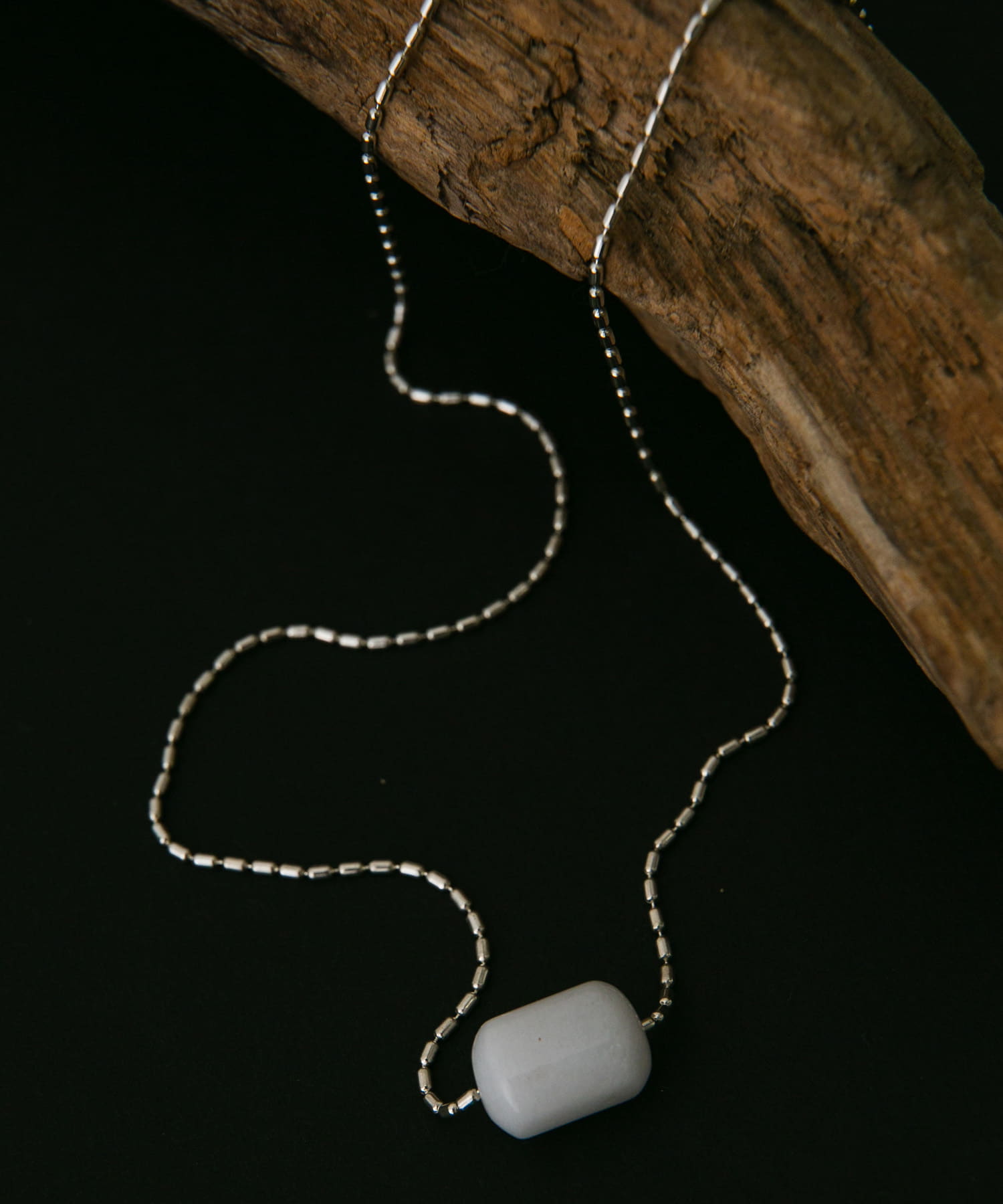 SMELLY so’　white jade necklace
