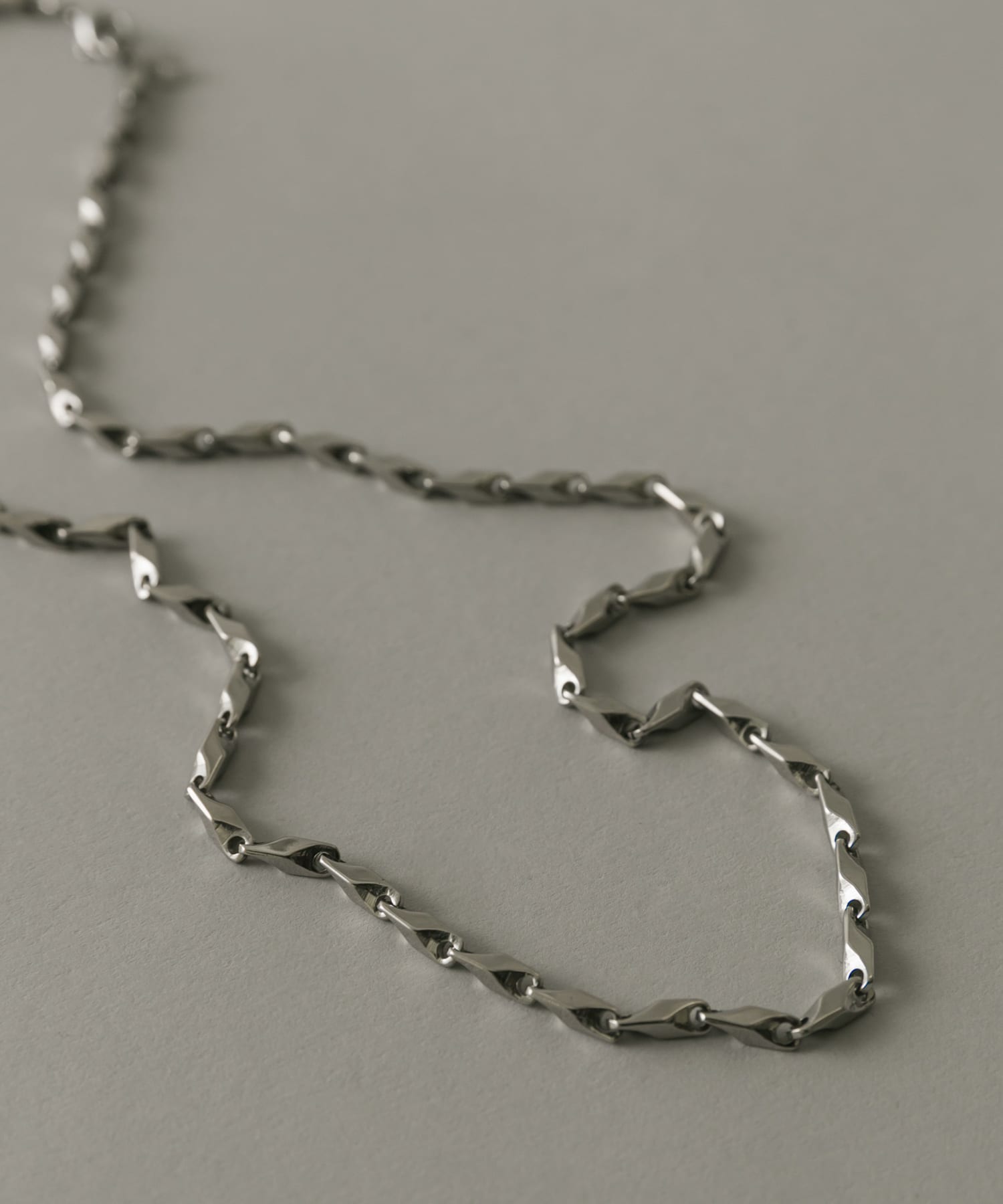 ステンレスツイストデザインチェーンネックレス SLV -