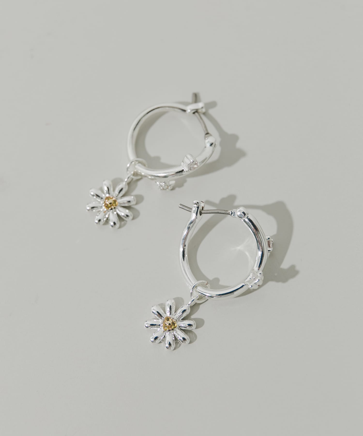 フラワーチャームデザインフープピアス