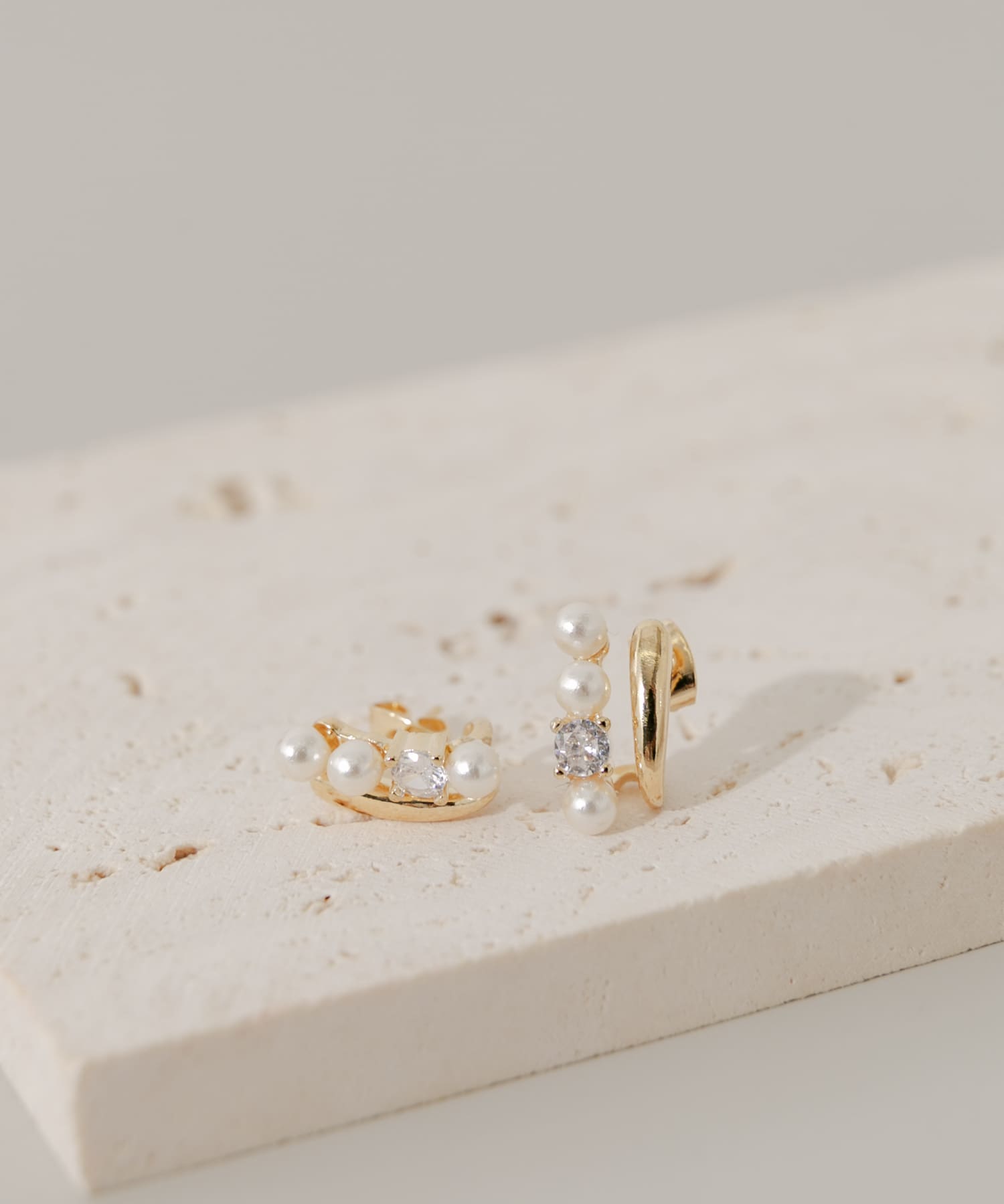 パールビジューラインピアス WH/GD -