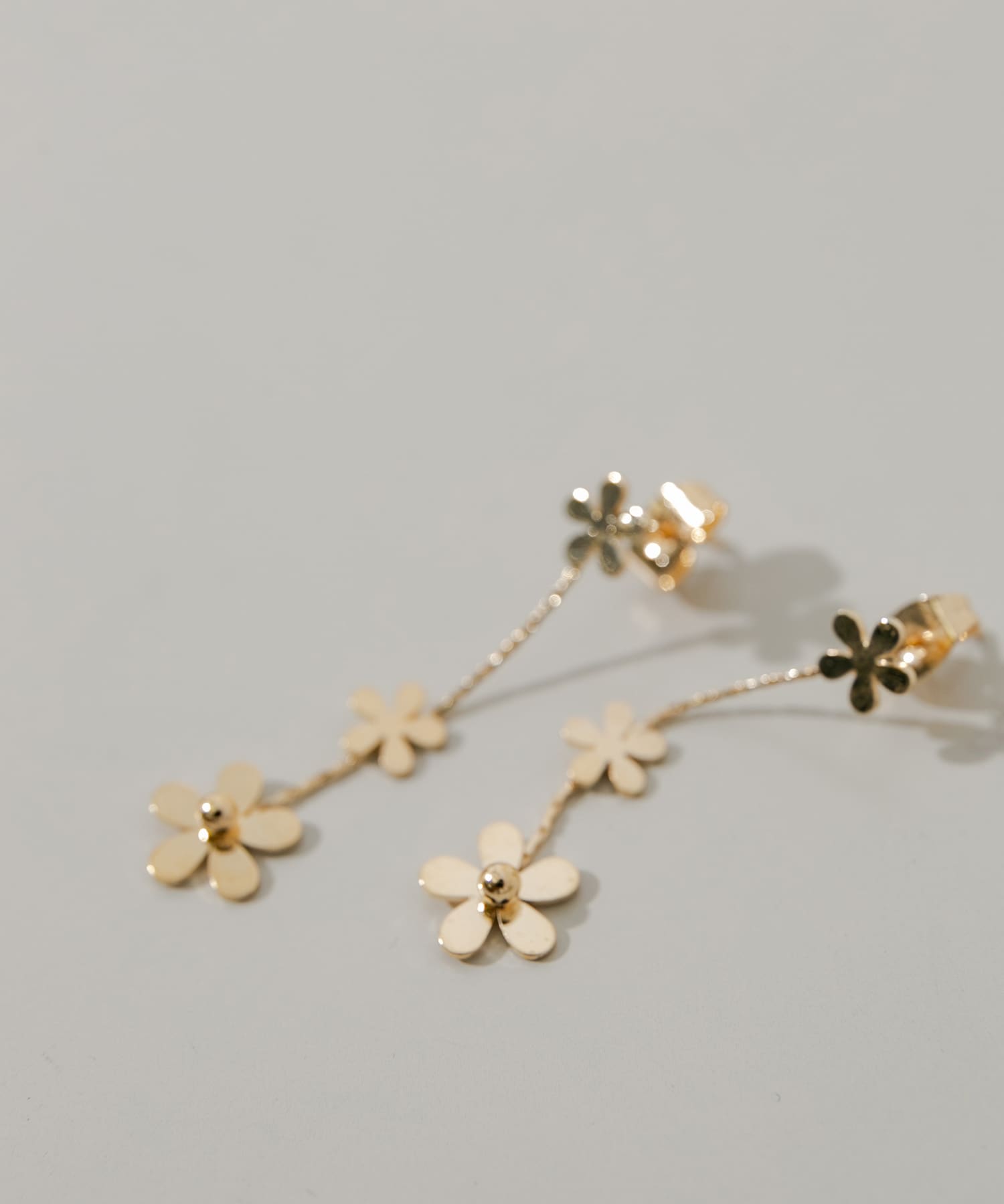 ミニフラワースウィングピアス GLD -