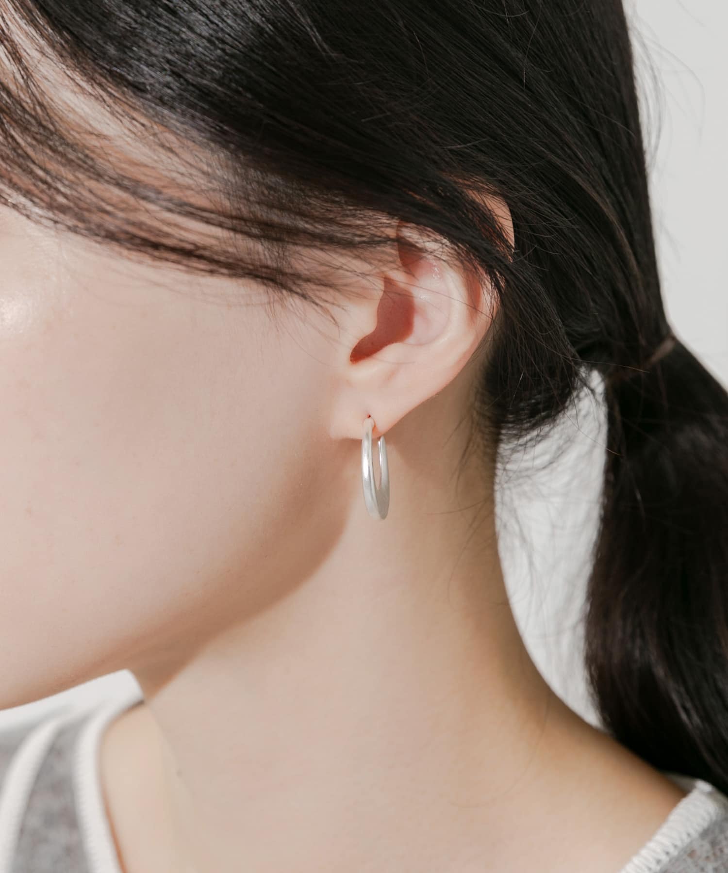 ラウンドエッジフープピアス SLV -