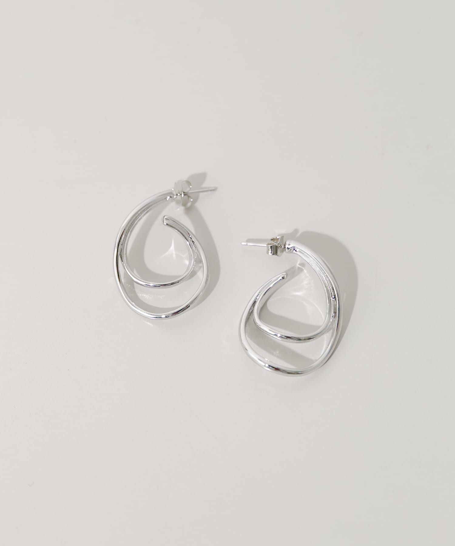 ニュアンスメタルレイヤードフープピアス