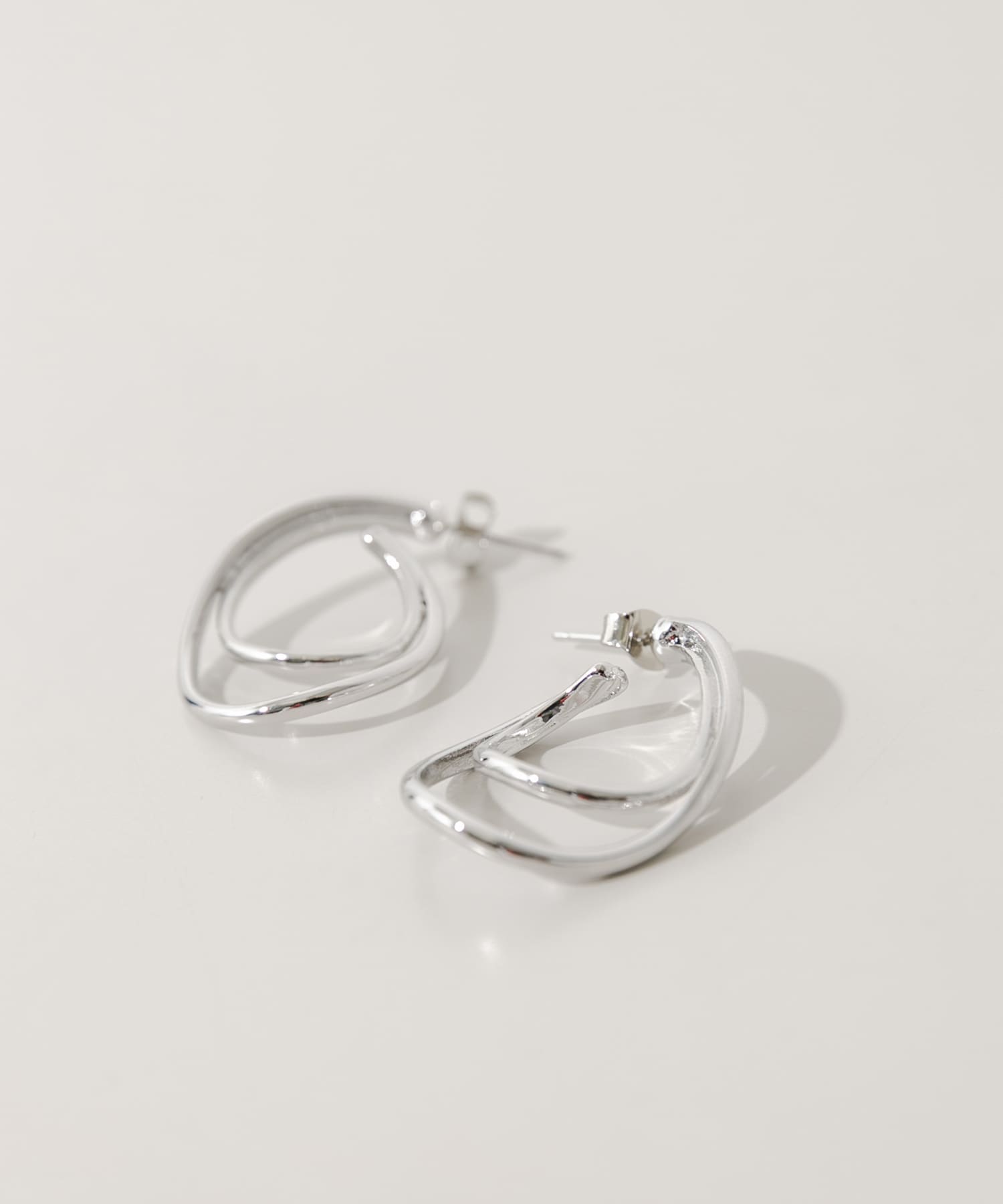 ニュアンスメタルレイヤードフープピアス(- SLV): アクセサリー｜URBAN