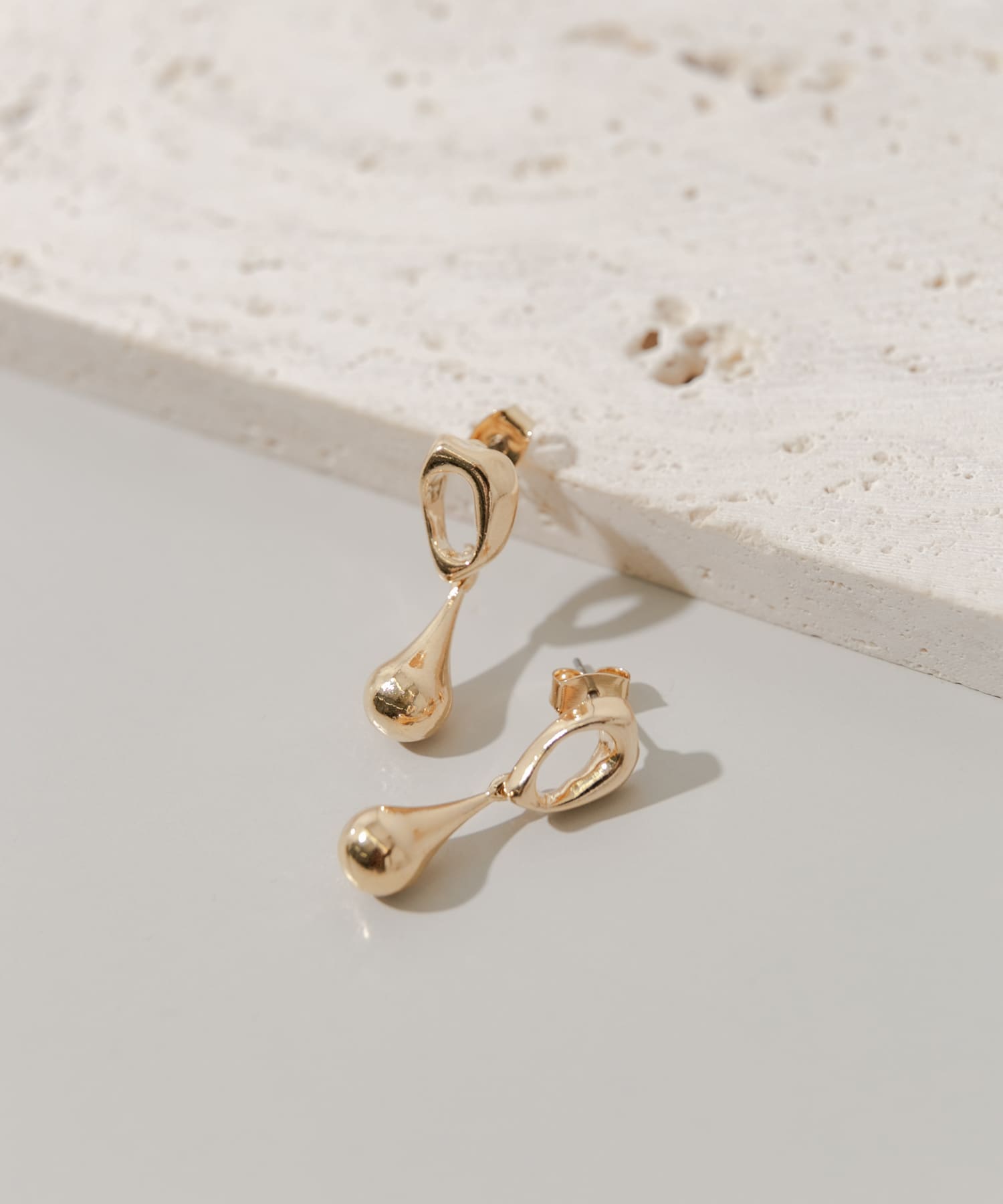 ニュアンスメタルサークルドロップピアス GLD -