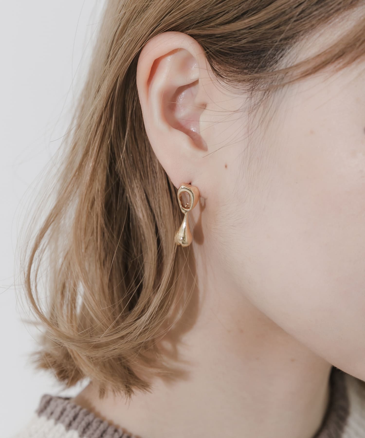 ニュアンスメタルサークルドロップピアス GLD -