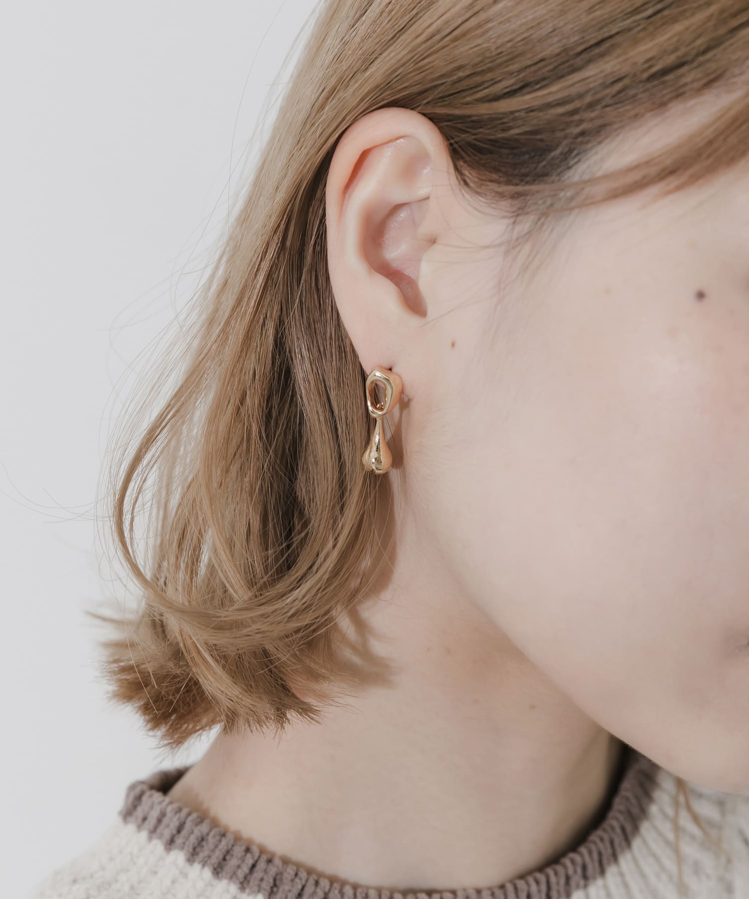 ニュアンスメタルサークルドロップピアス GLD -