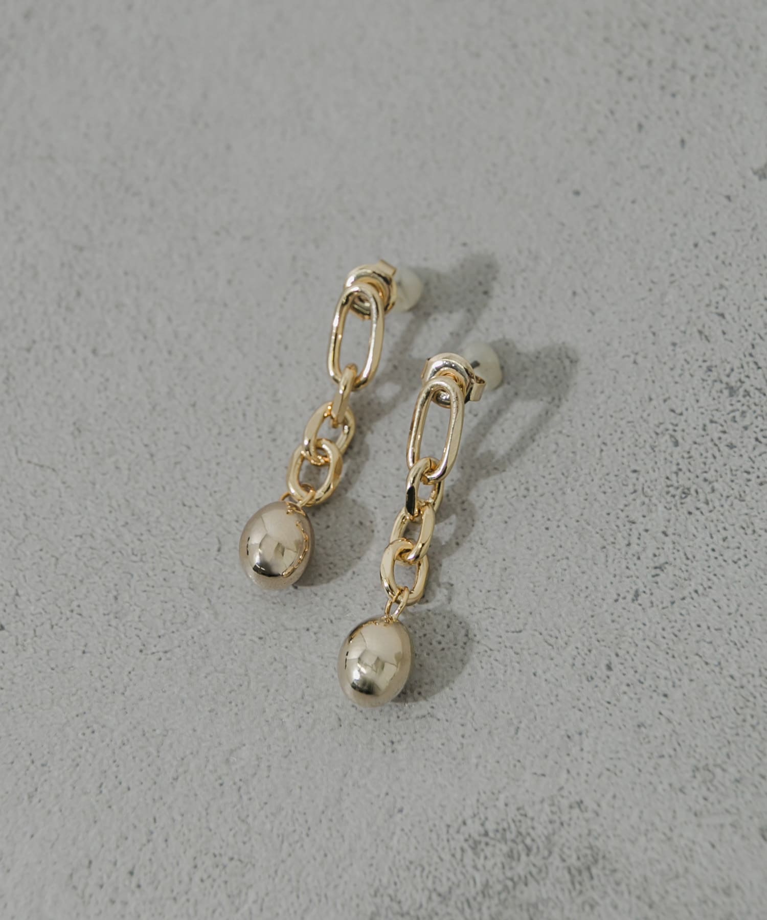 メタルボールドロップチェーンピアス(- GLD): アクセサリー｜URBAN