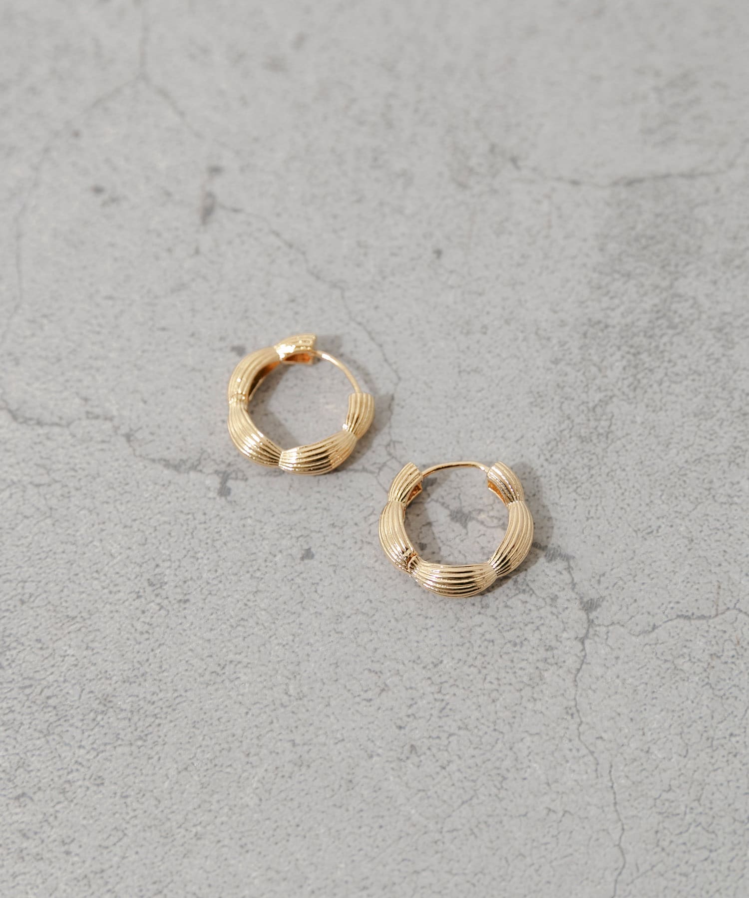 メタルラインデザインフープワンタッチピアス