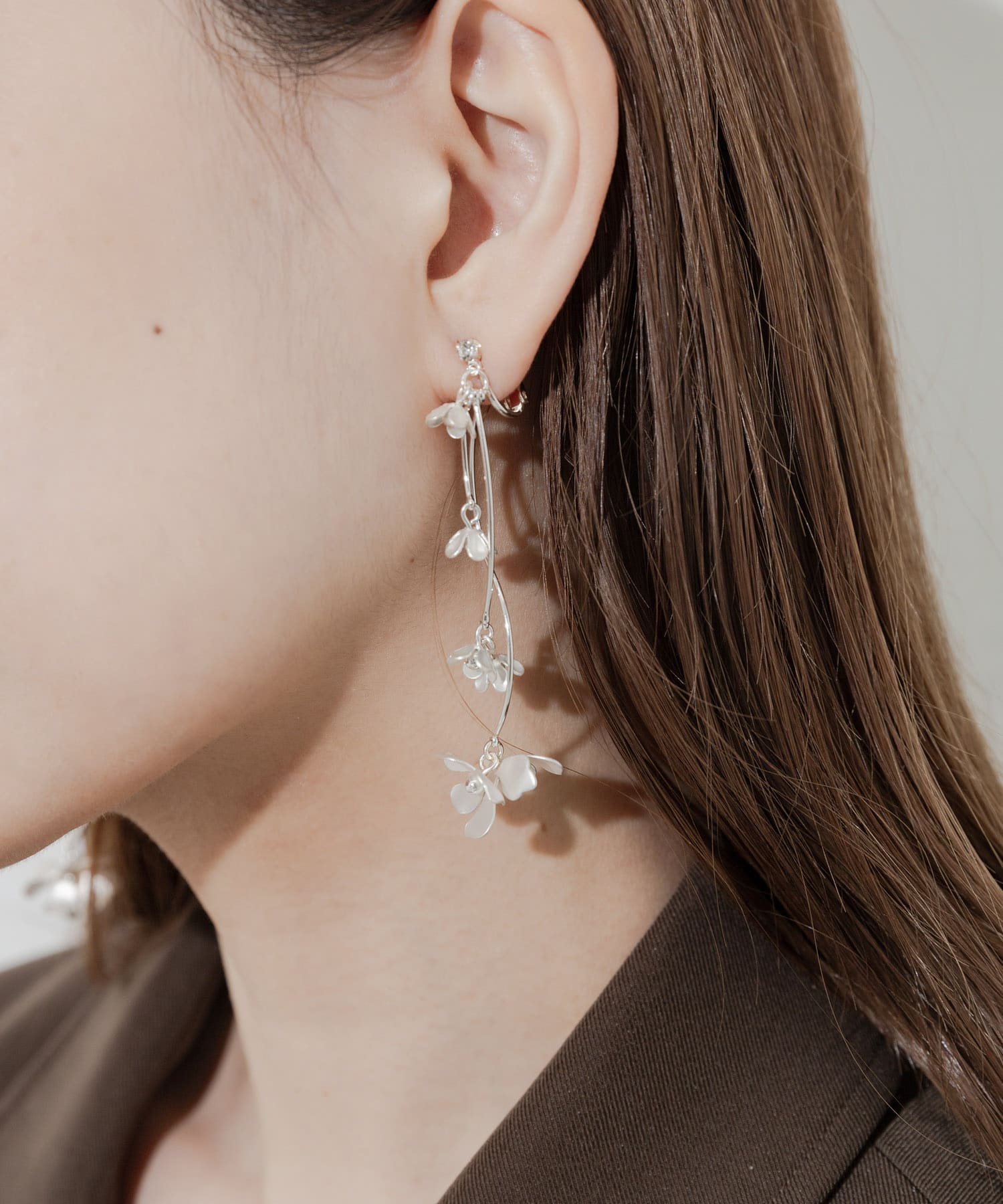 ランダムフラワーカーブイヤリング SLV -