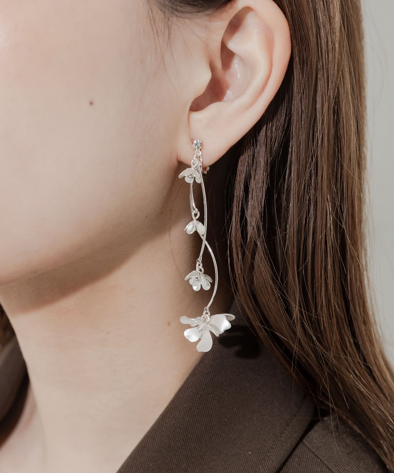 ランダムフラワーカーブイヤリング SLV -