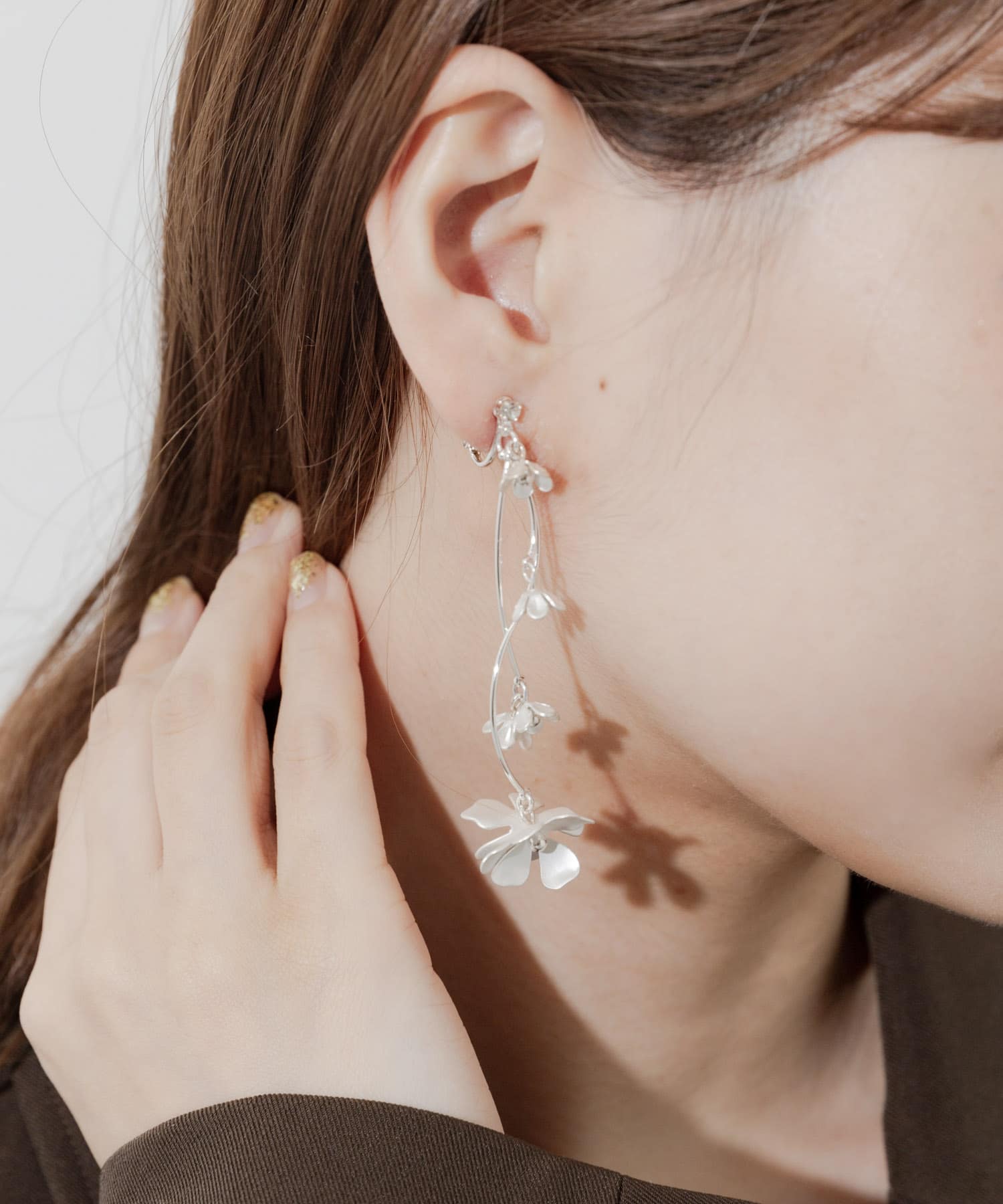 ランダムフラワーカーブイヤリング SLV -