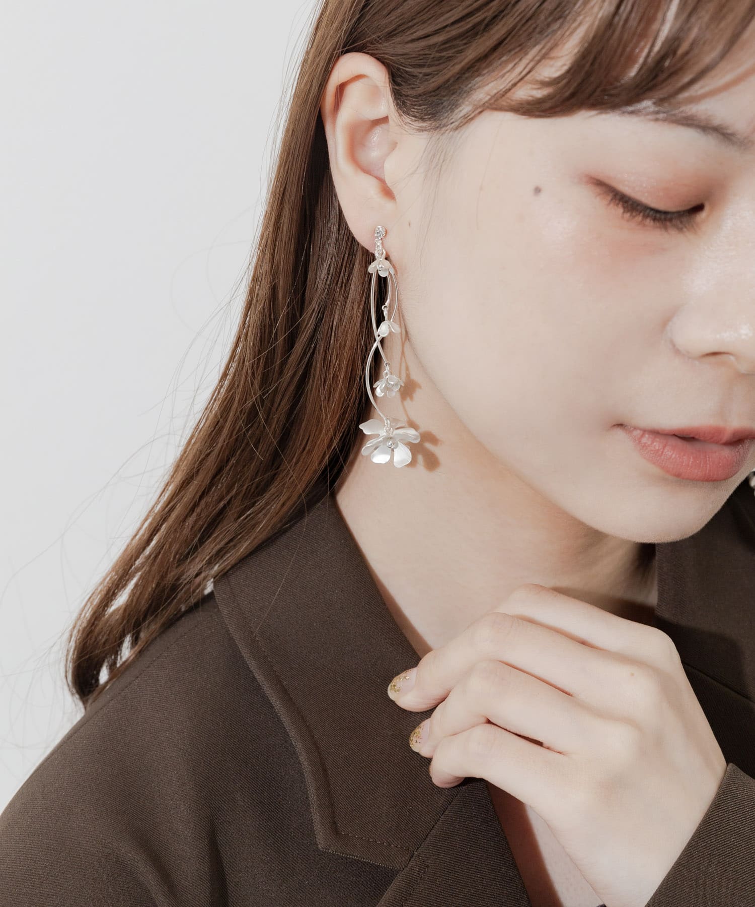 ランダムフラワーカーブイヤリング SLV -