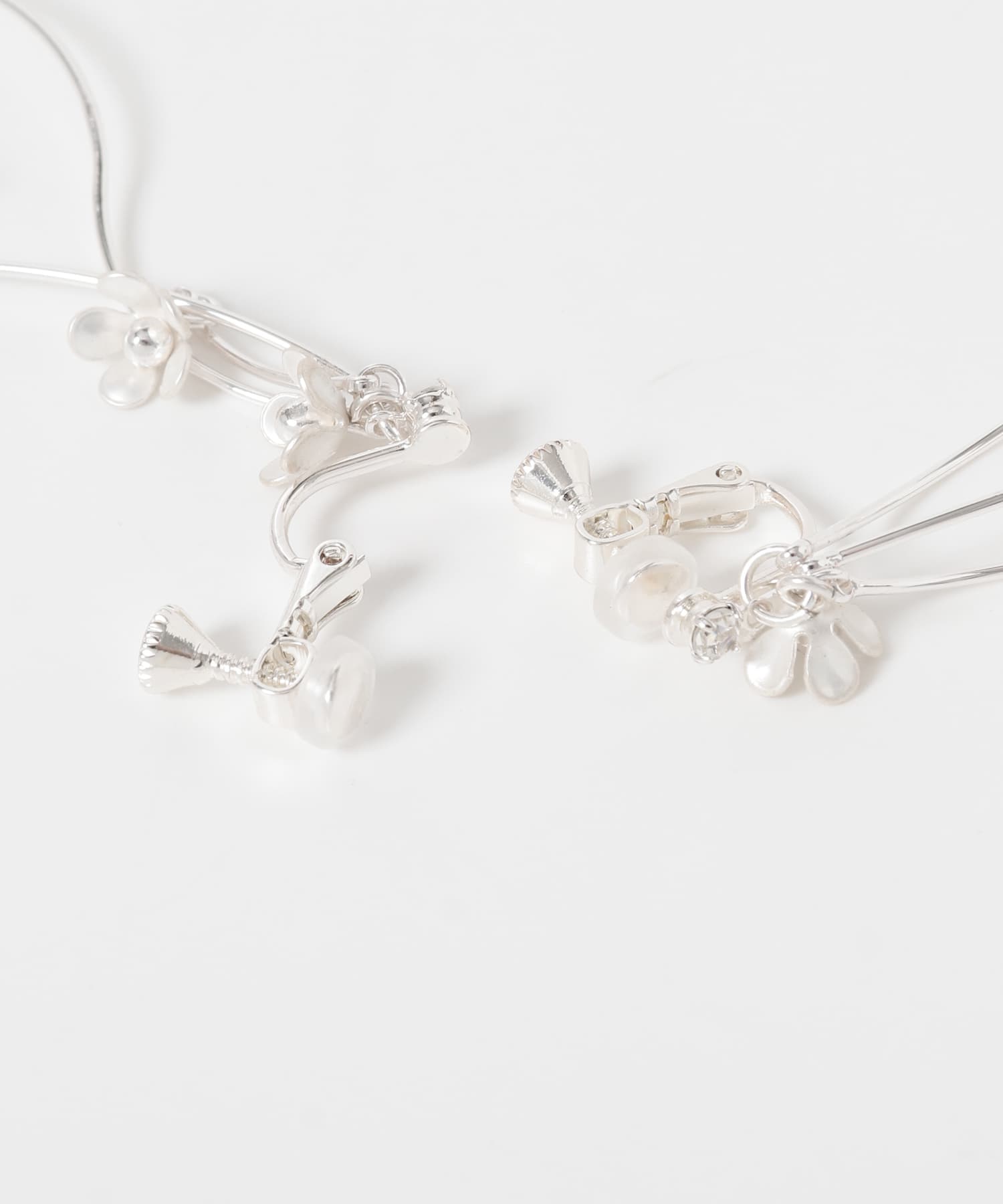 ランダムフラワーカーブイヤリング SLV -