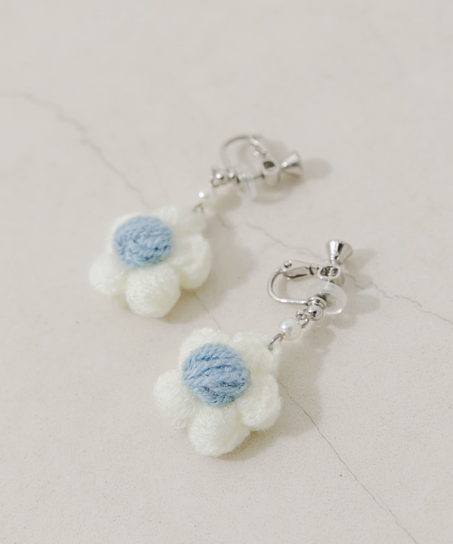ニットフラワーイヤリング IVO -