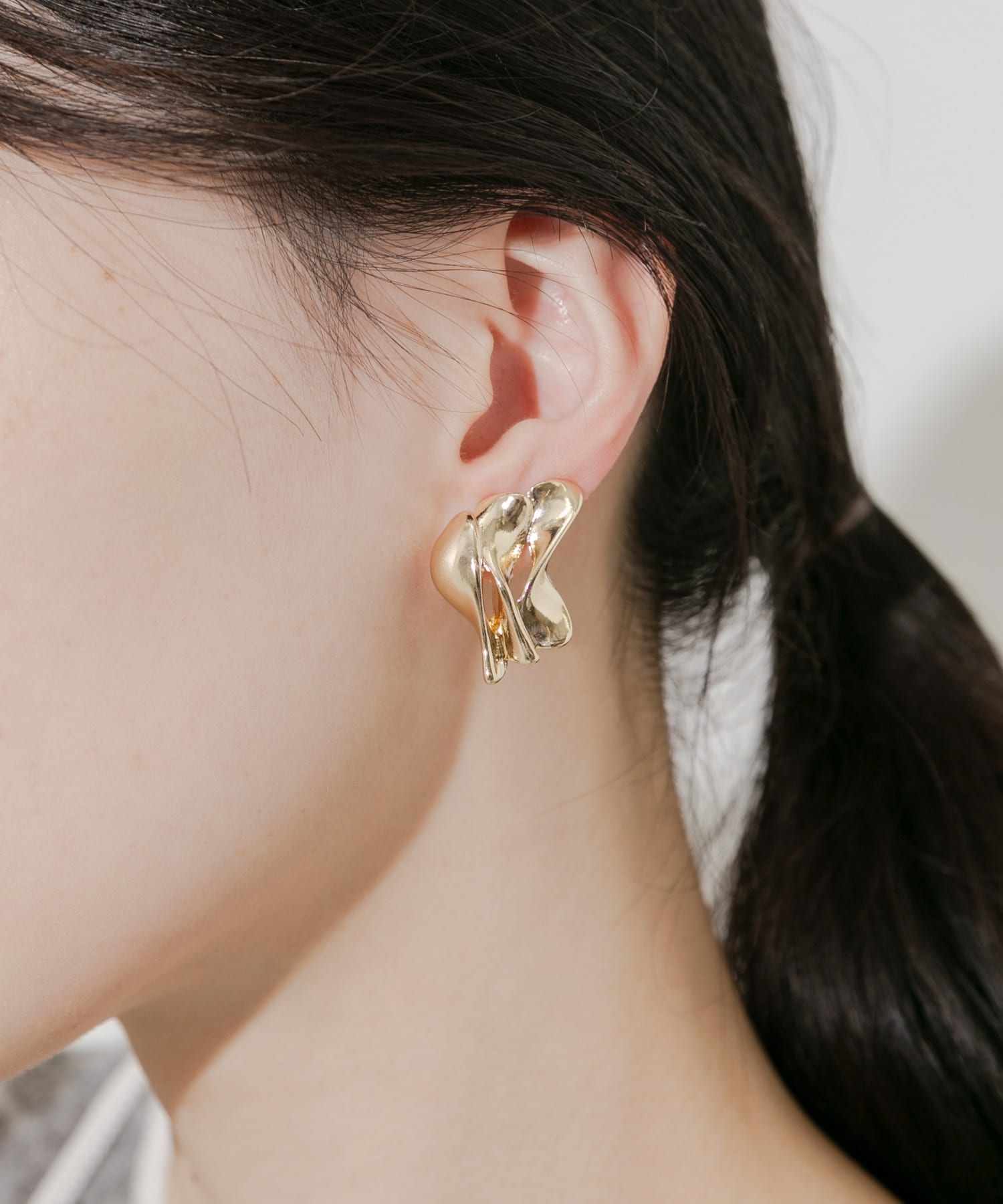 フリルデザインボリュームイヤリング GLD -