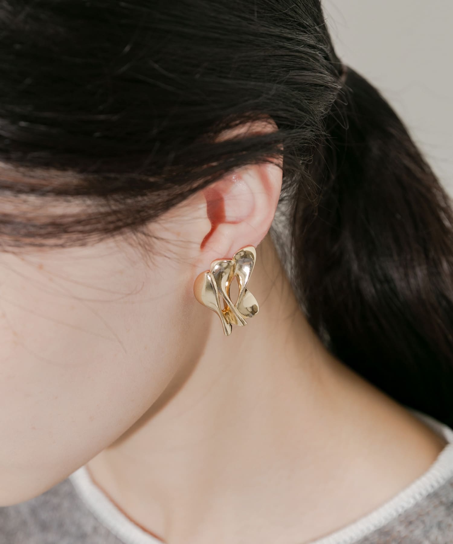 フリルデザインボリュームイヤリング GLD -