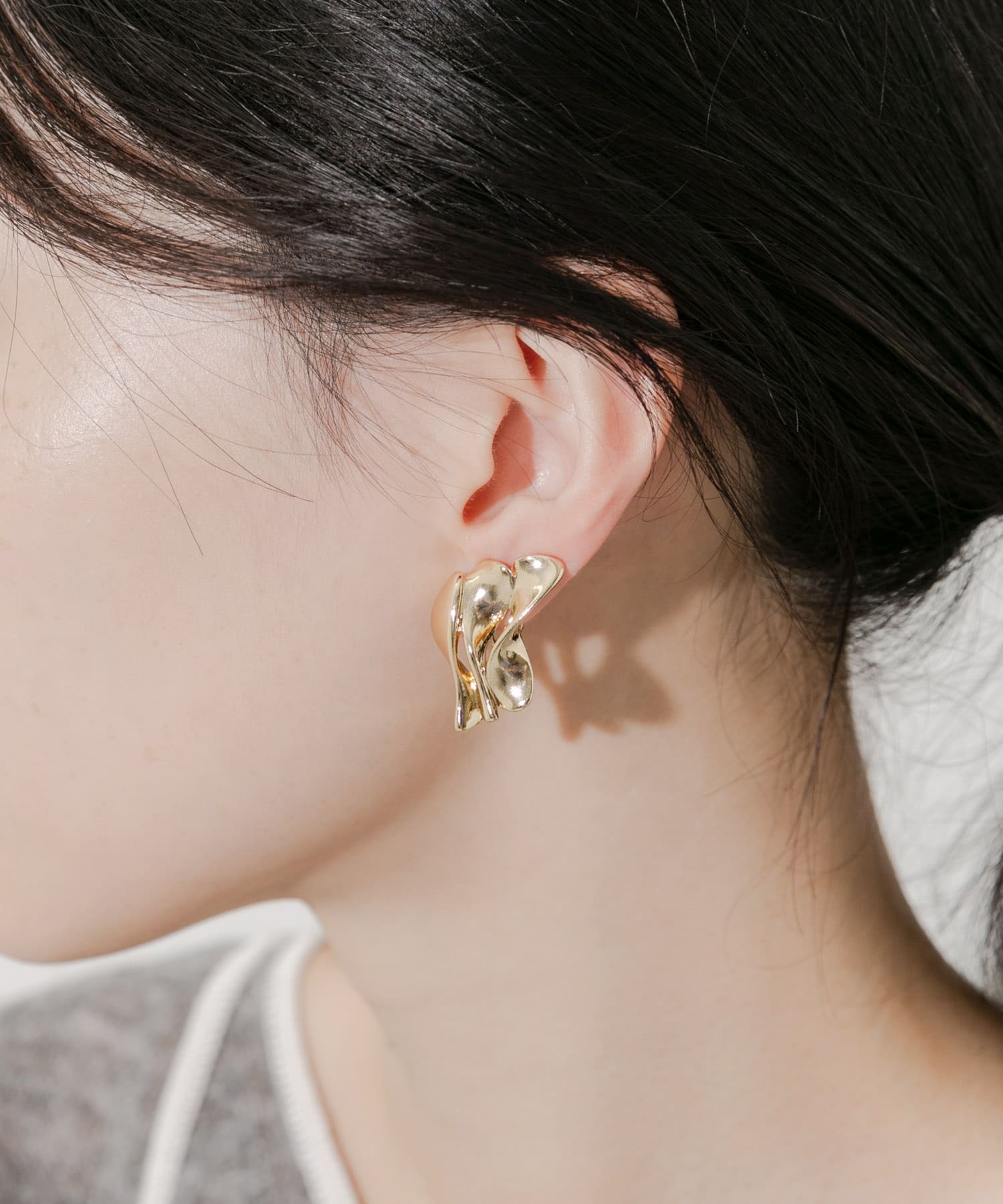 フリルデザインボリュームイヤリング GLD -