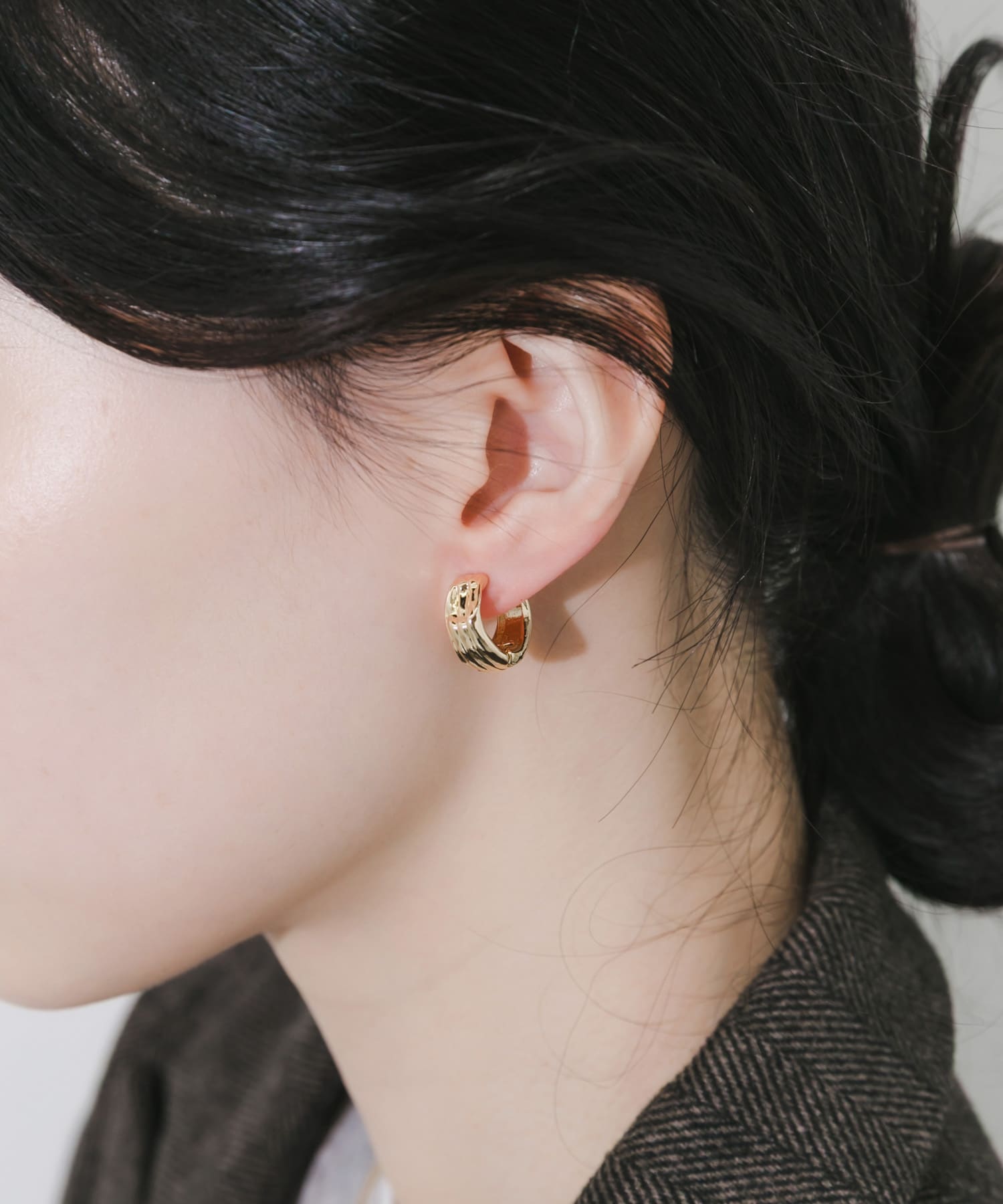 ニュアンスラインワンタッチフープイヤリング(- GLD): アクセサリー