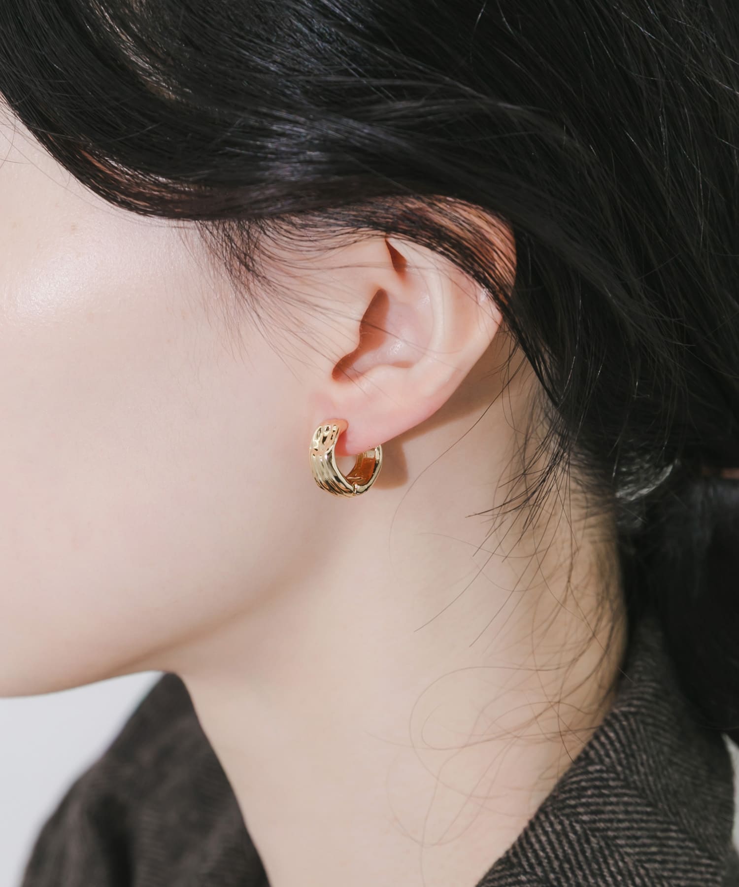 ニュアンスラインワンタッチフープイヤリング(- GLD): アクセサリー