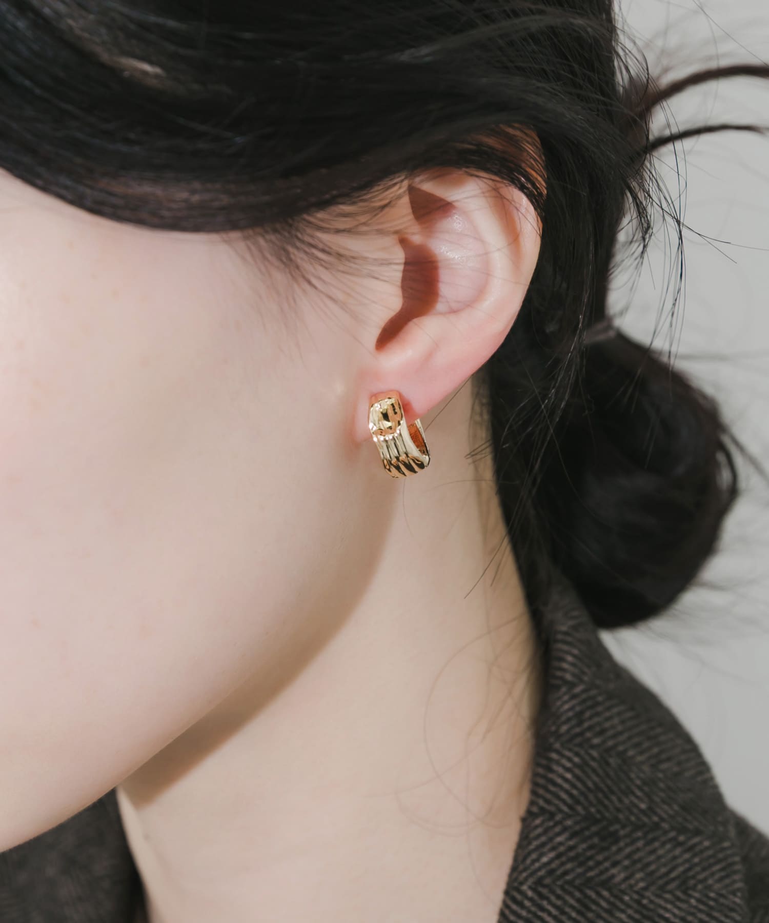 ニュアンスラインワンタッチフープイヤリング(- GLD): アクセサリー