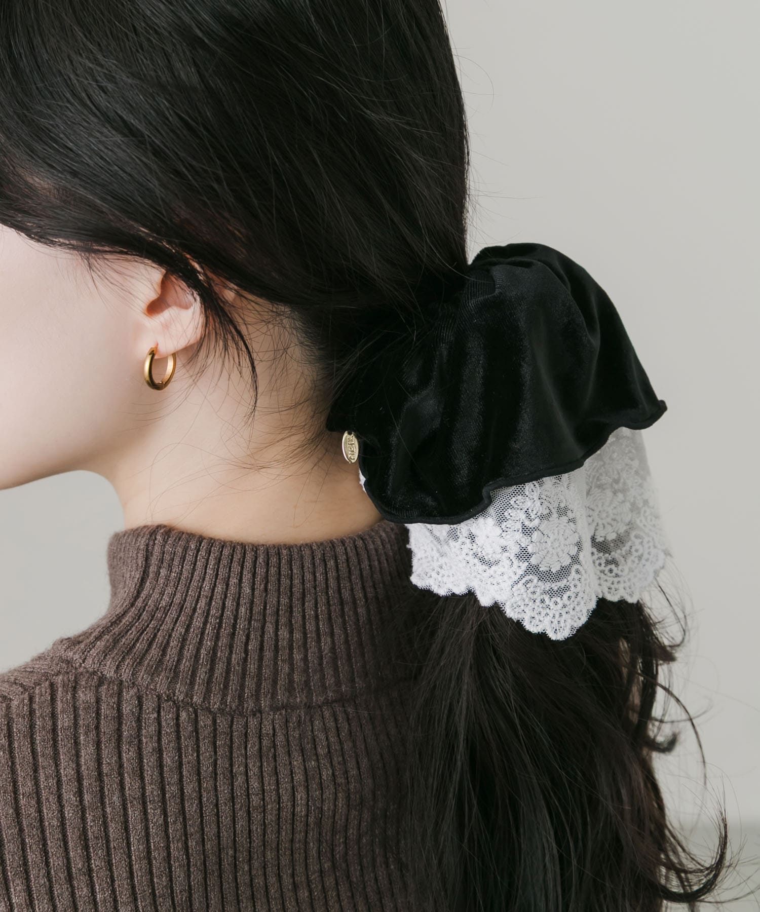 ベロアレースリバーシブルボリュームシュシュ BK/WH -