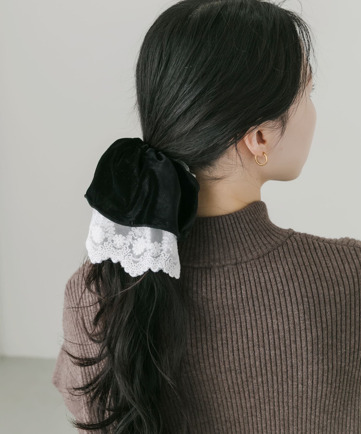 ベロアレースリバーシブルボリュームシュシュ BK/WH -