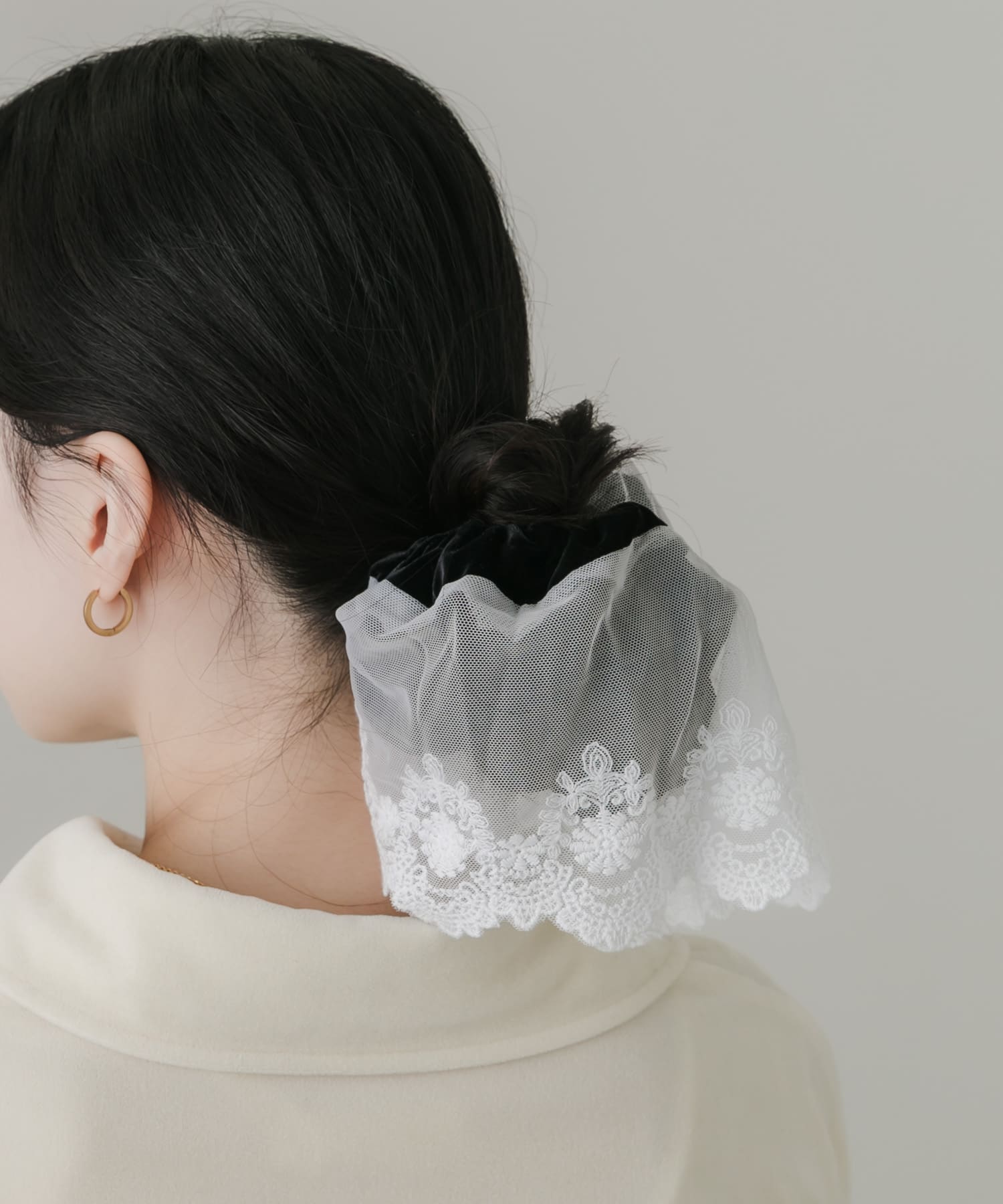 ベロアレースリバーシブルボリュームシュシュ BK/WH -