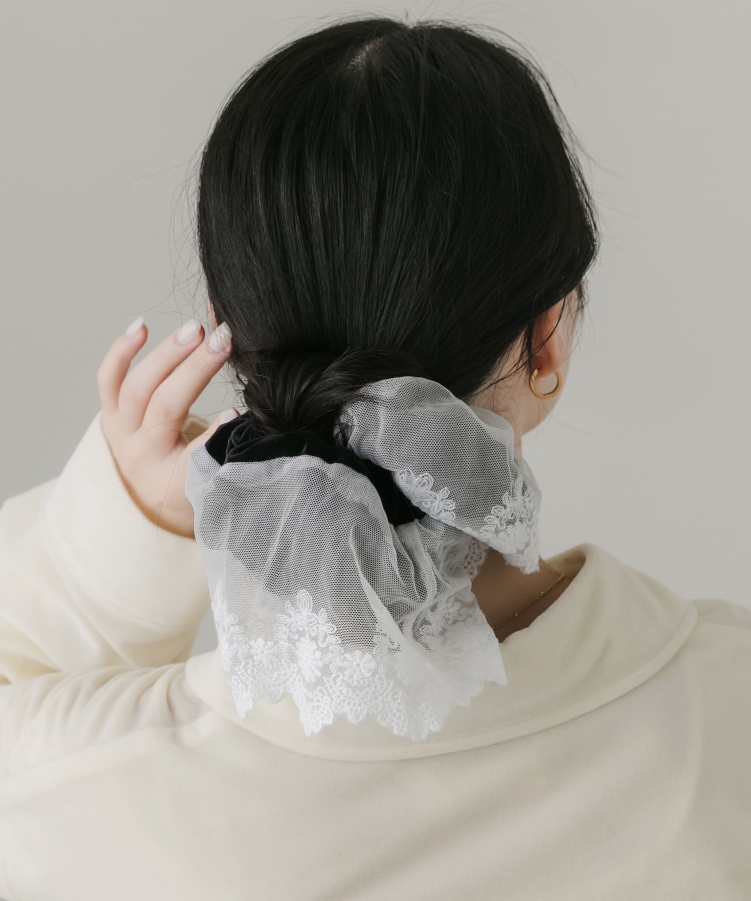 ベロアレースリバーシブルボリュームシュシュ BK/WH -