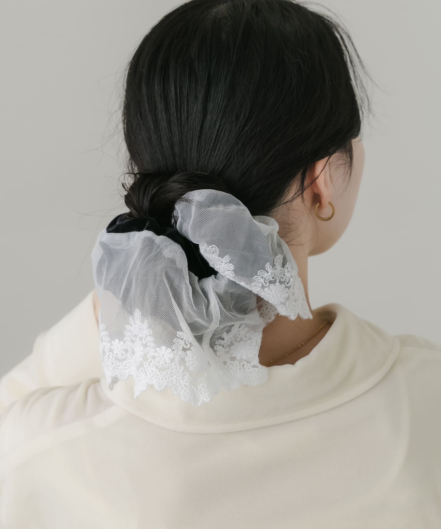 ベロアレースリバーシブルボリュームシュシュ BK/WH -