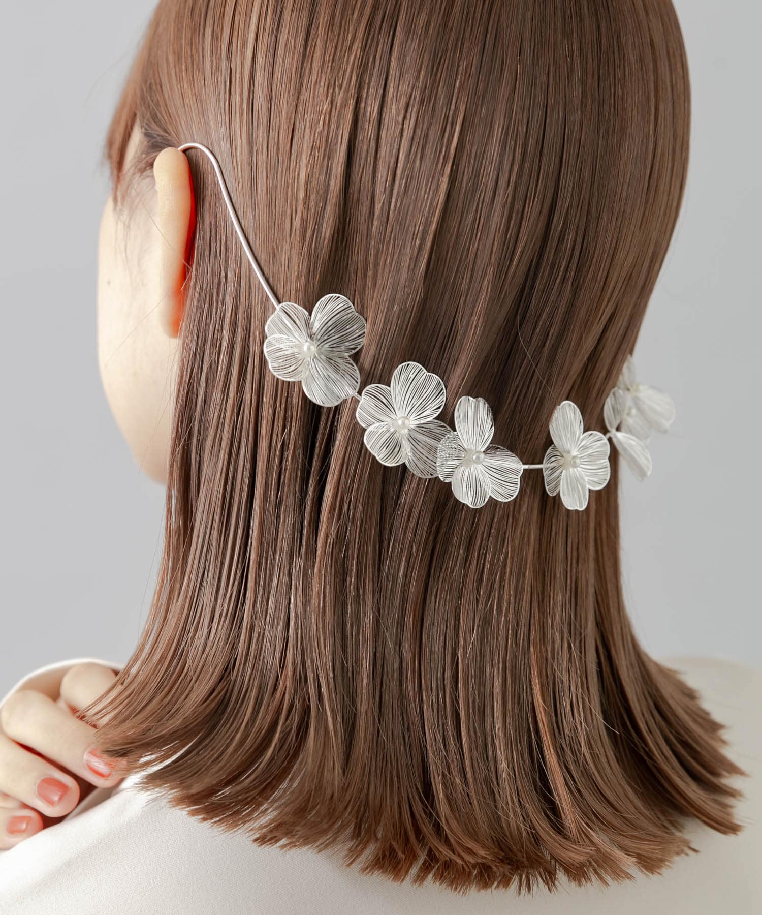 メタルフラワーバックカチューシャ(- SV/WH): アクセサリー｜URBAN