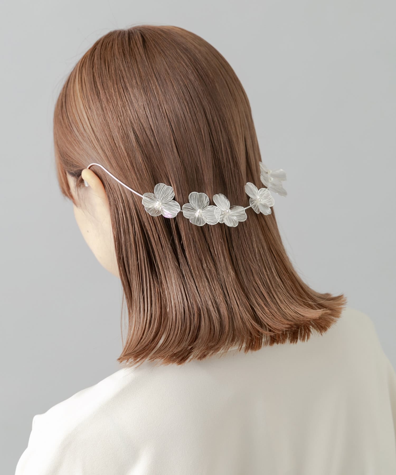 メタルフラワーバックカチューシャ(- SV/WH): アクセサリー｜URBAN
