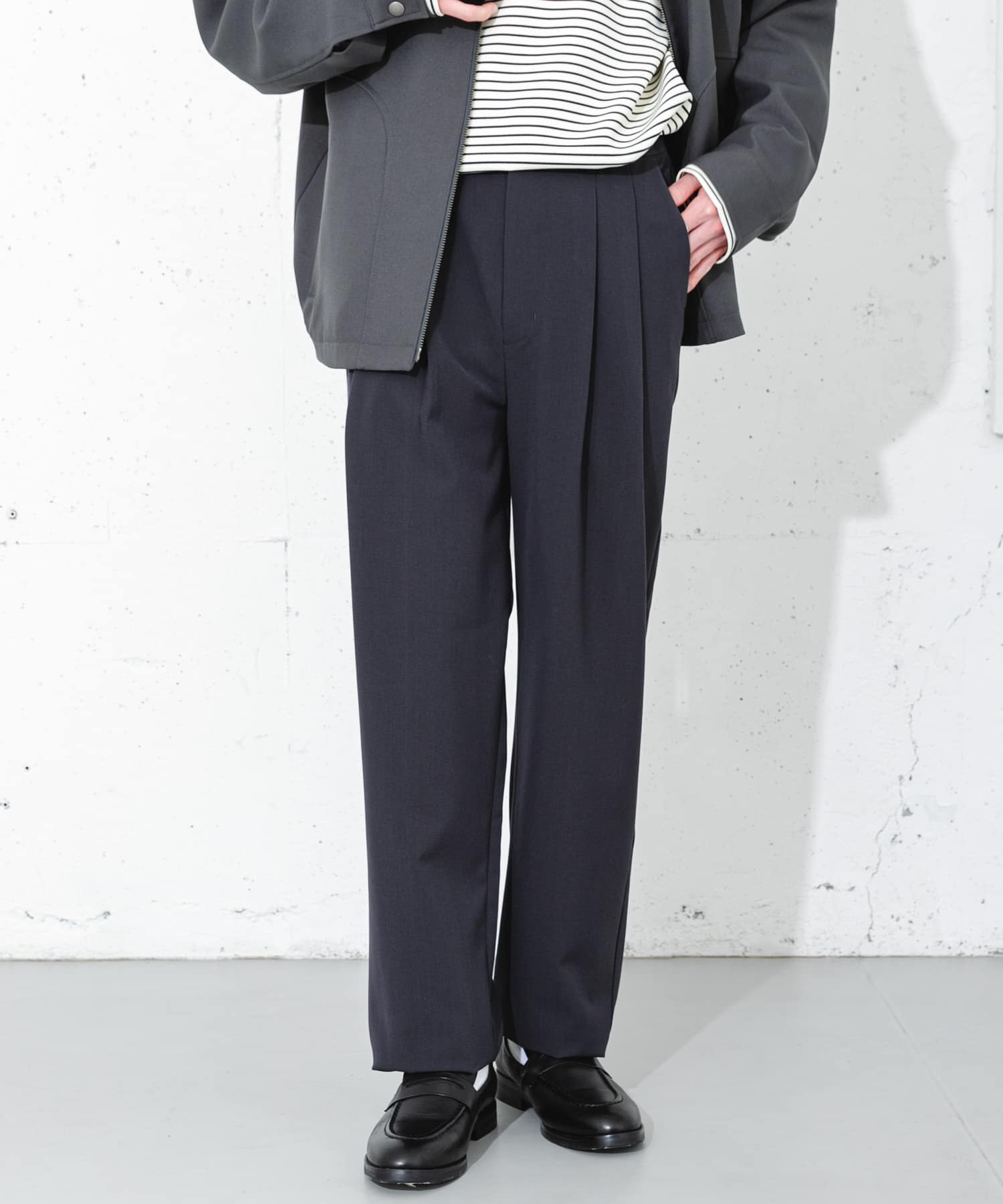 ダブルタックテーパードパンツ