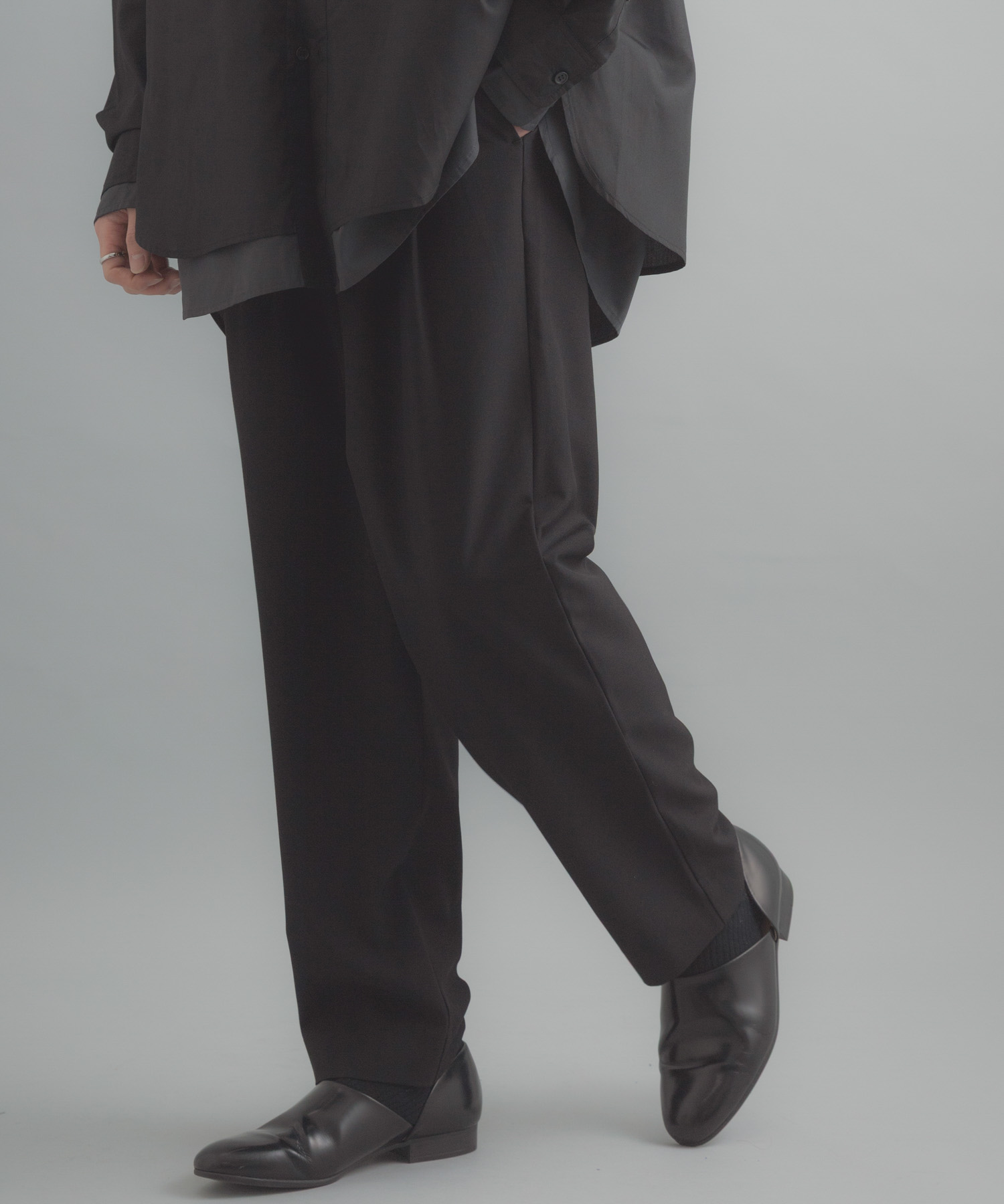 ダブルタックテーパードパンツ