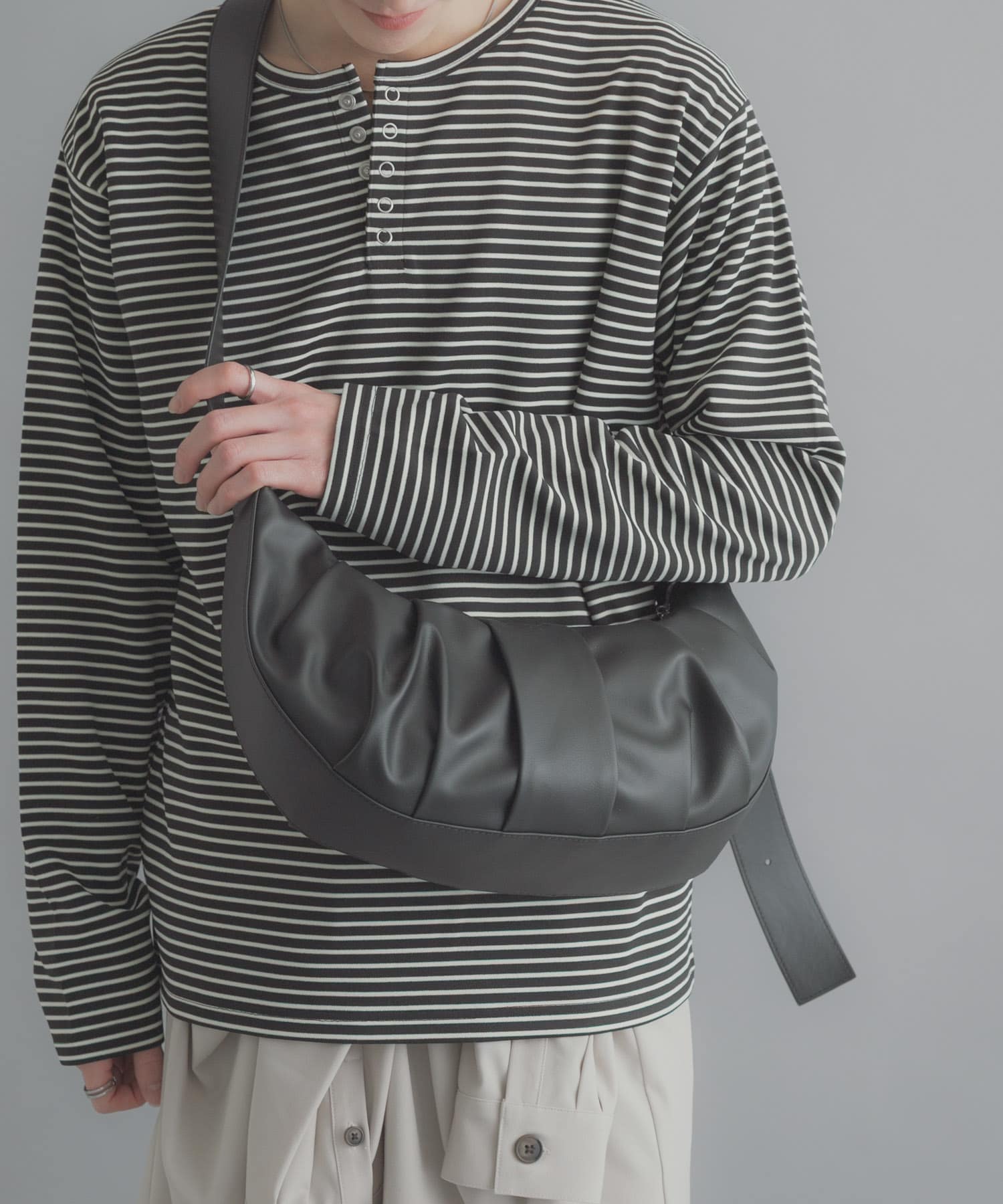 ハーフムーンタックショルダー BLACK One