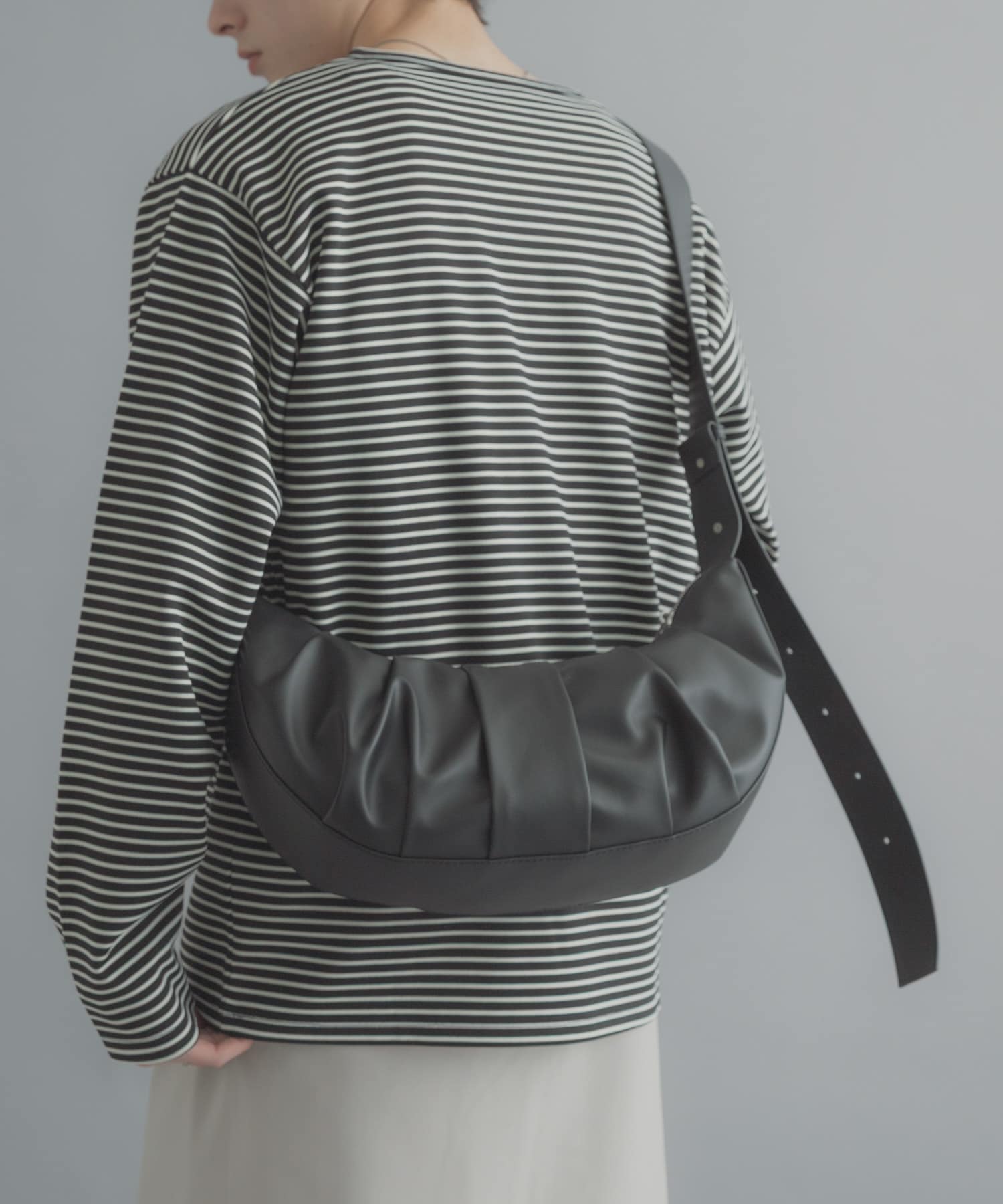 ハーフムーンタックショルダー BLACK One