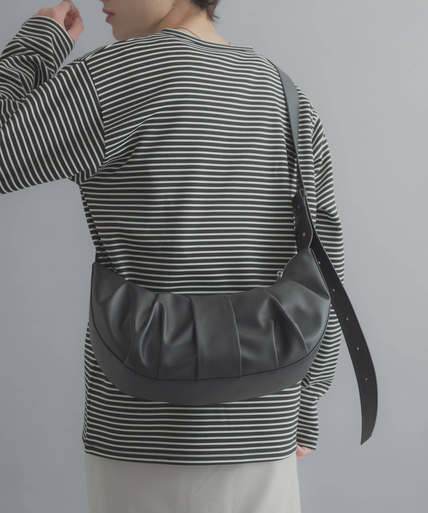 ハーフムーンタックショルダー BLACK One