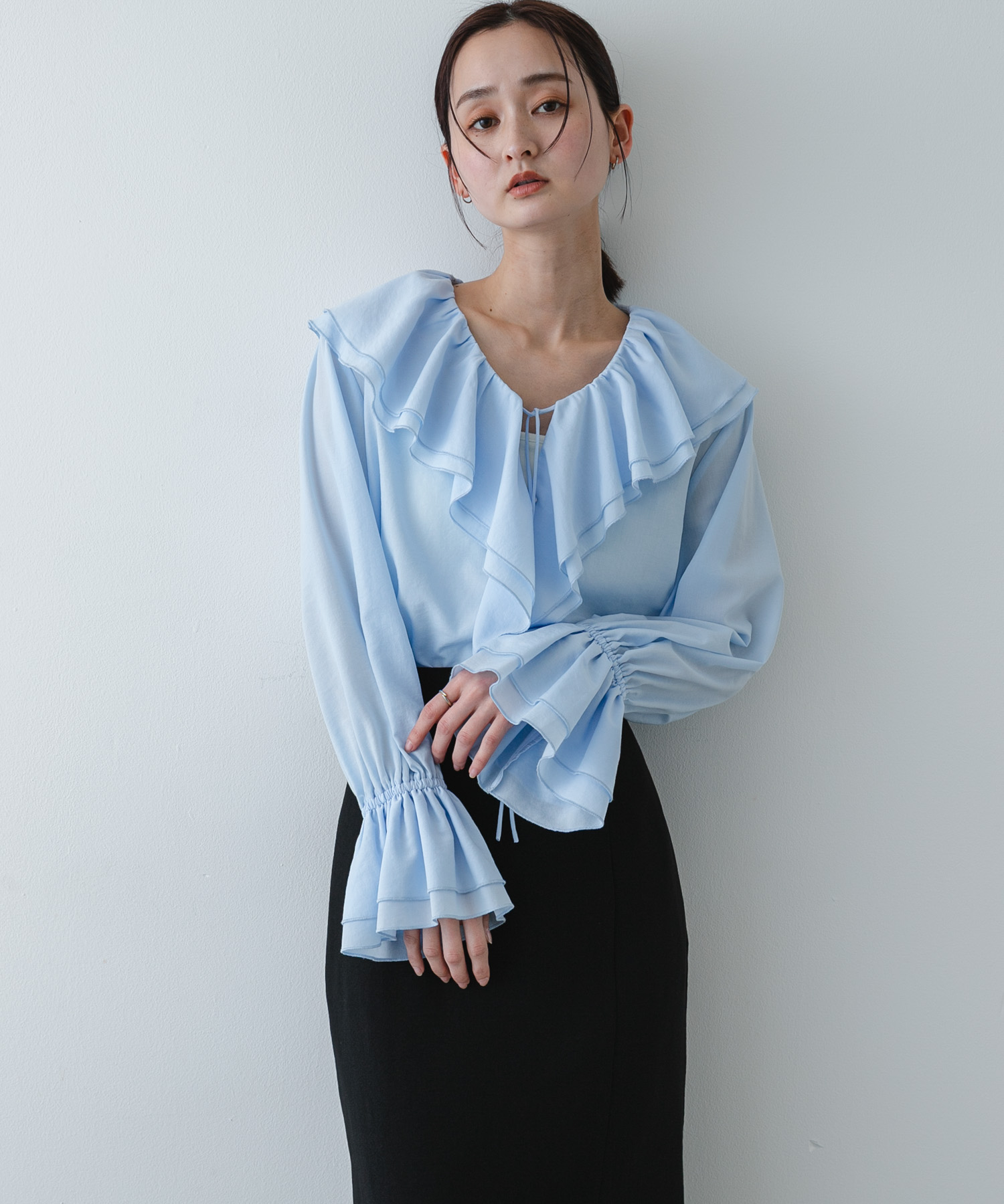 ラッフルブラウス