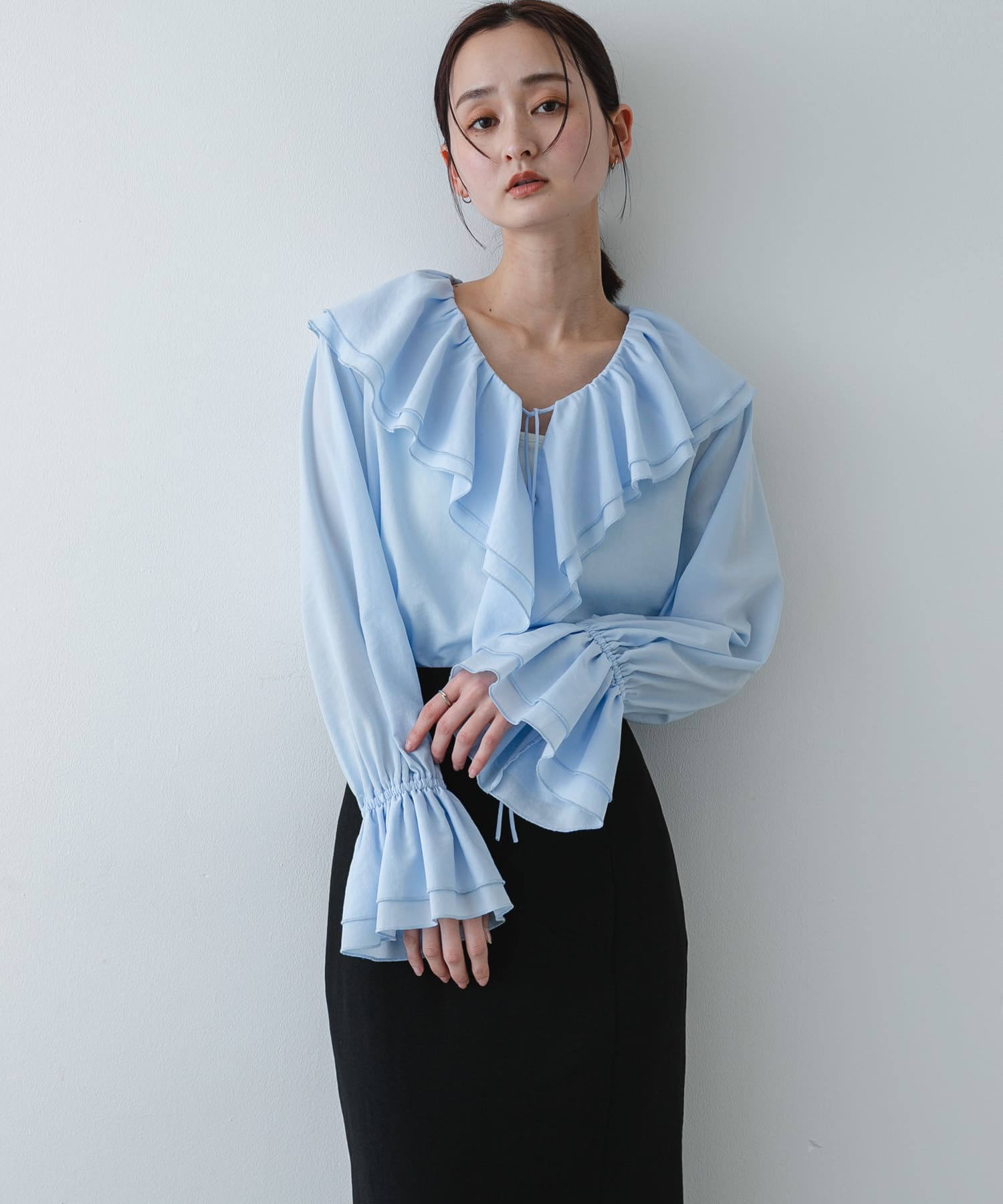 ラッフルブラウス