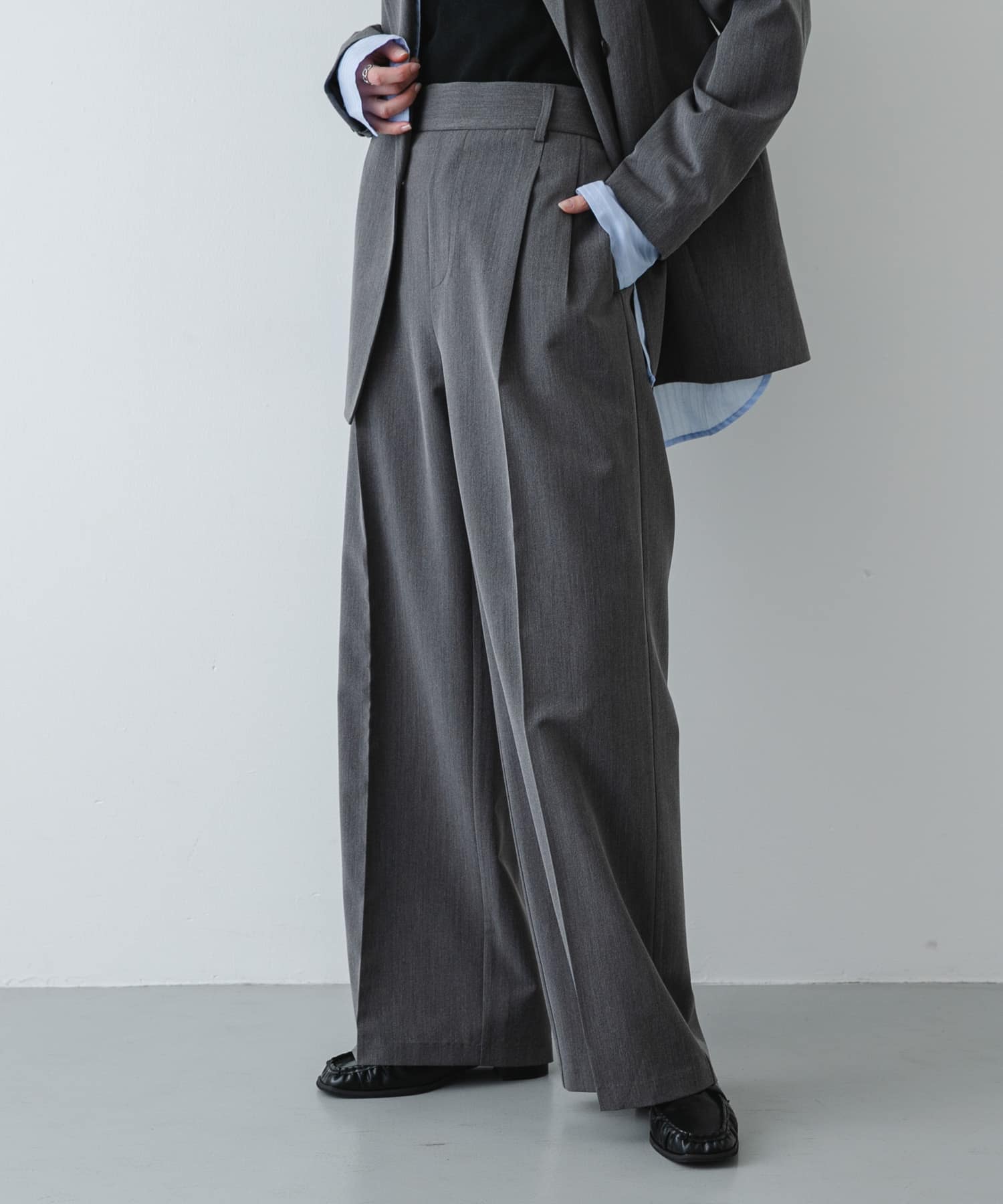 GRAY