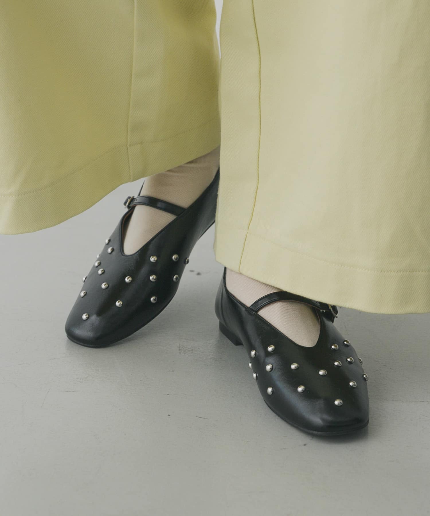 スタッズフラットシューズ