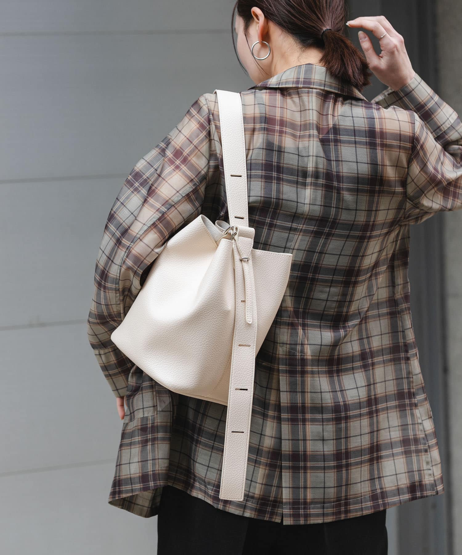 マルチショルダースクエアバッグ GREIGE One