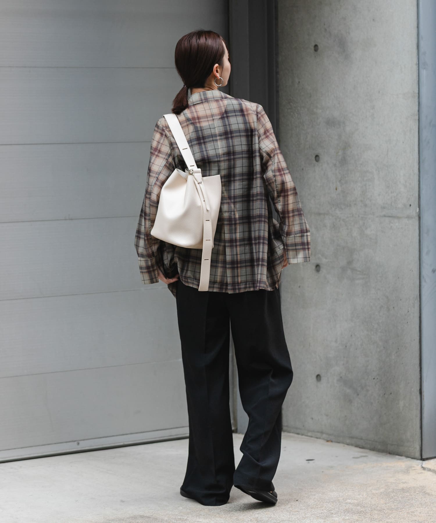 マルチショルダースクエアバッグ GREIGE One