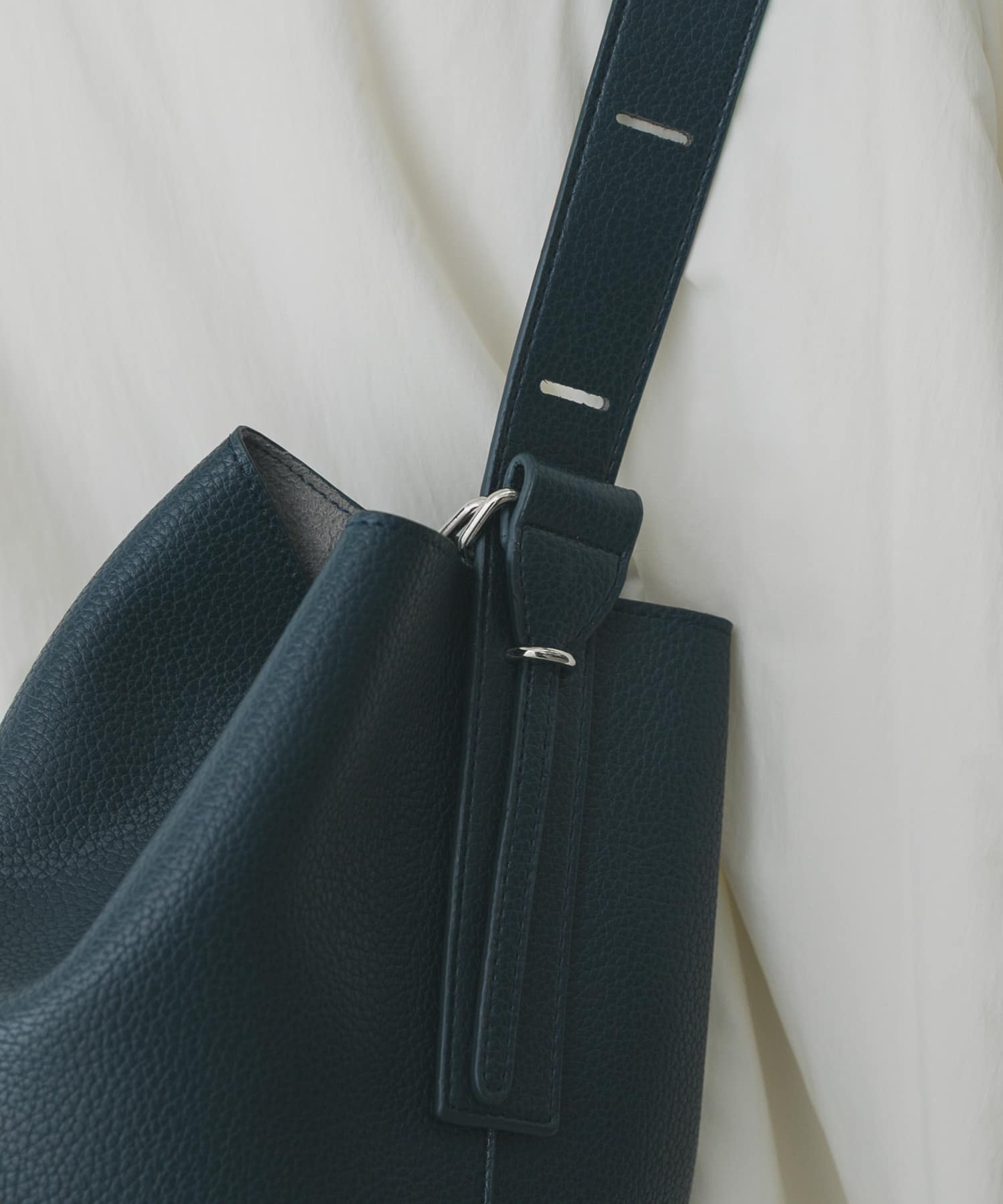 マルチショルダースクエアバッグ BLUE One