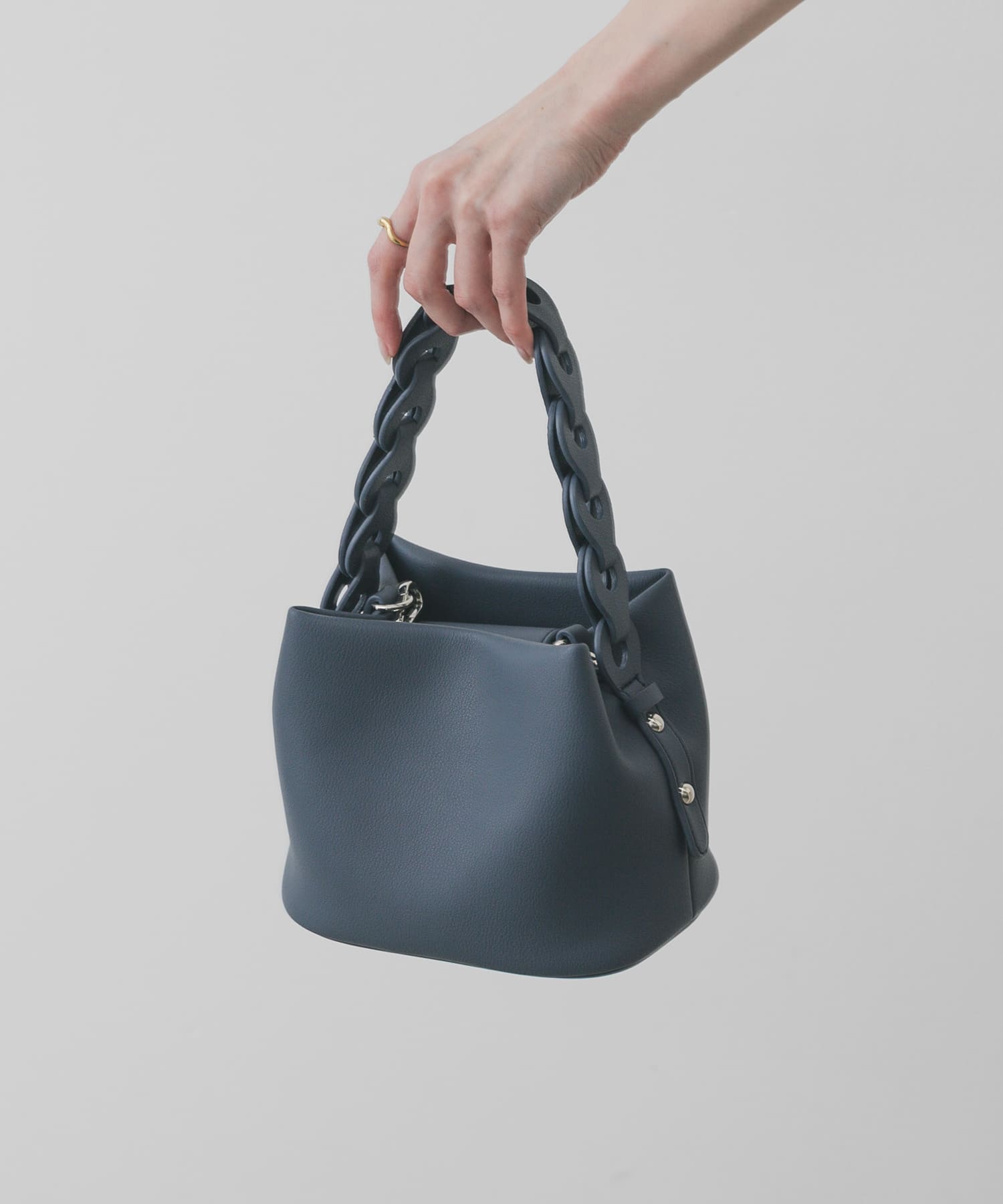 チェーンハンドルパフバッグ L.BLUE One