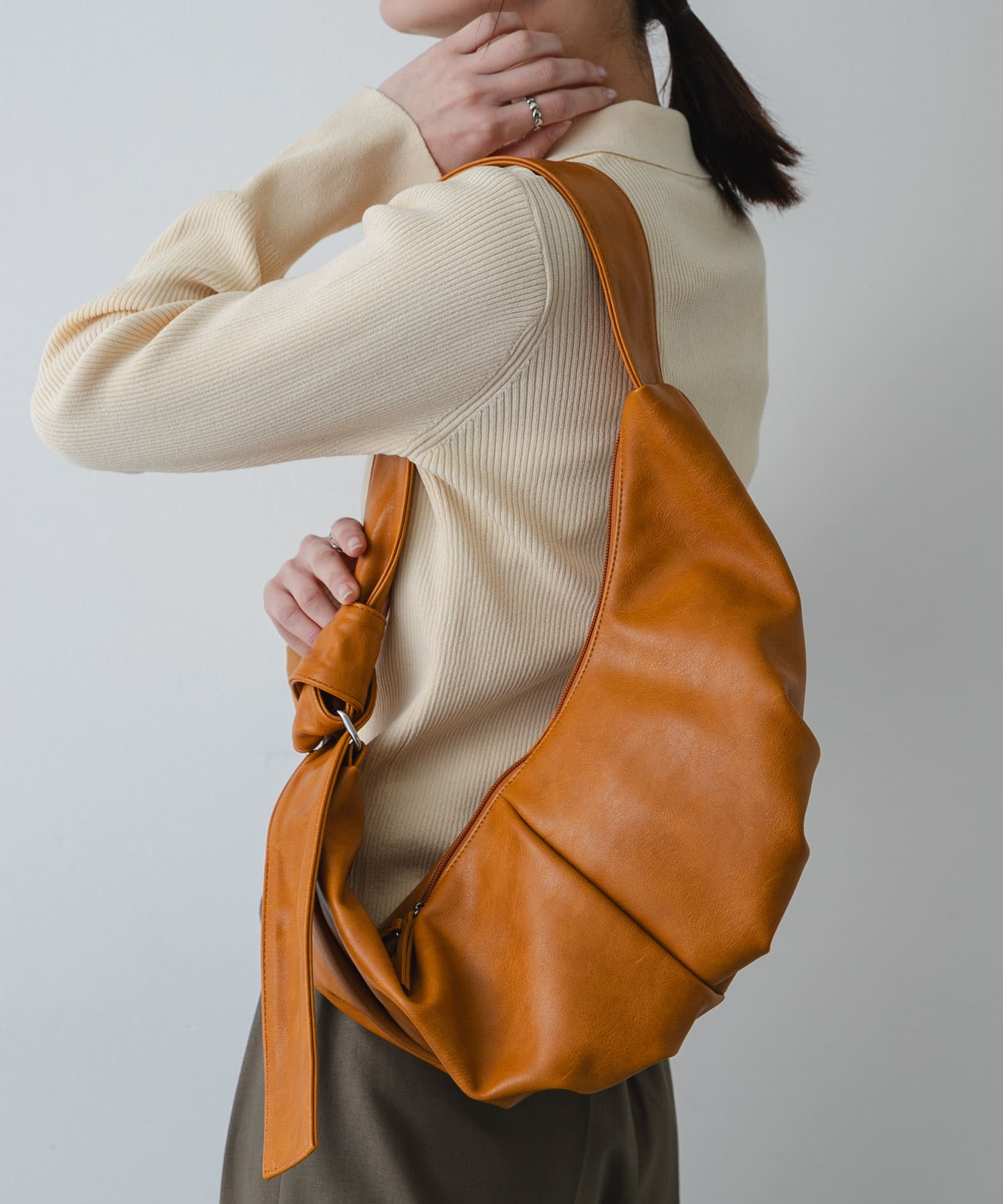 クロワッサンショルダーバッグ