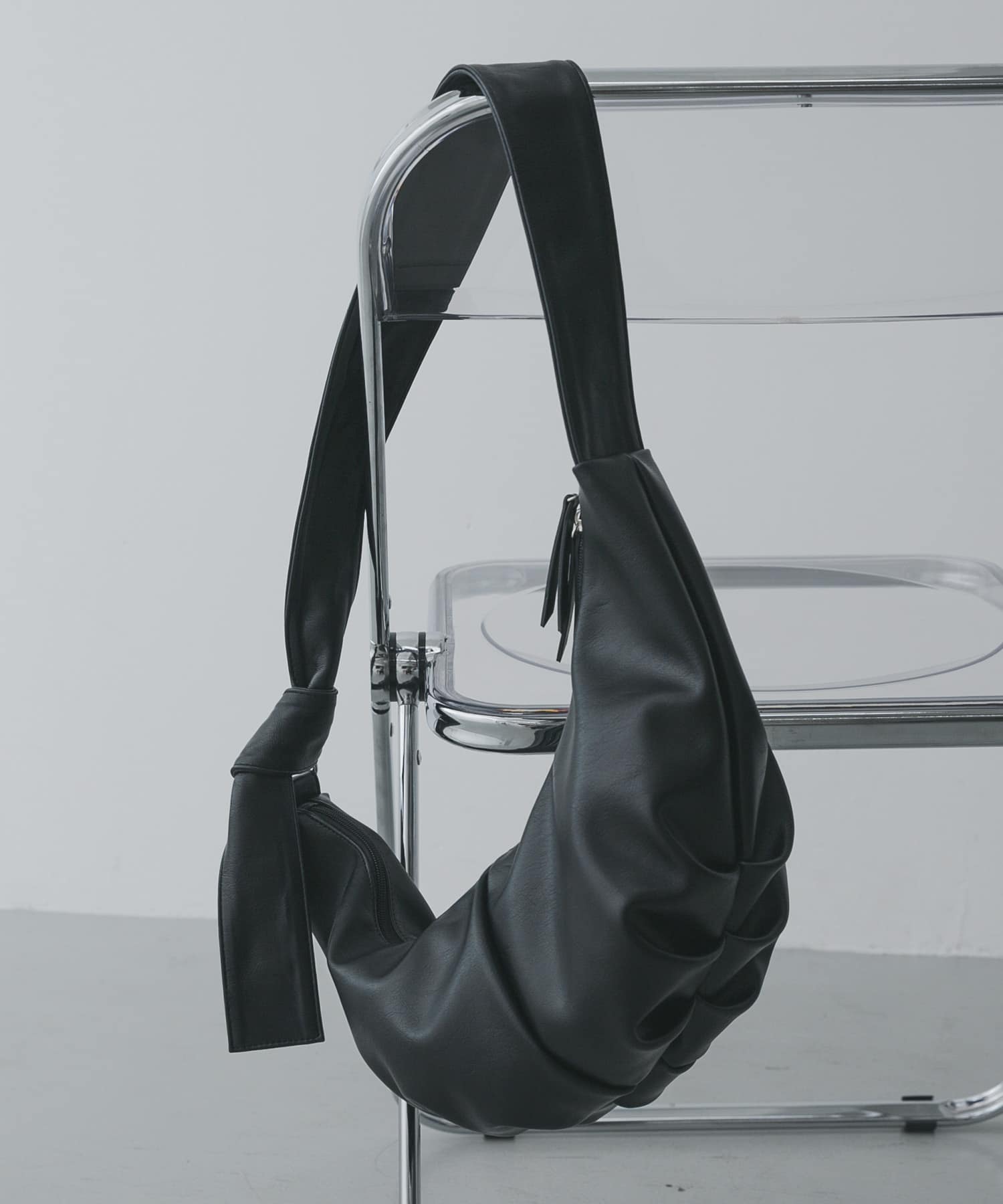 simple project プリーツショルダーバッグ クロワッサン ブラック