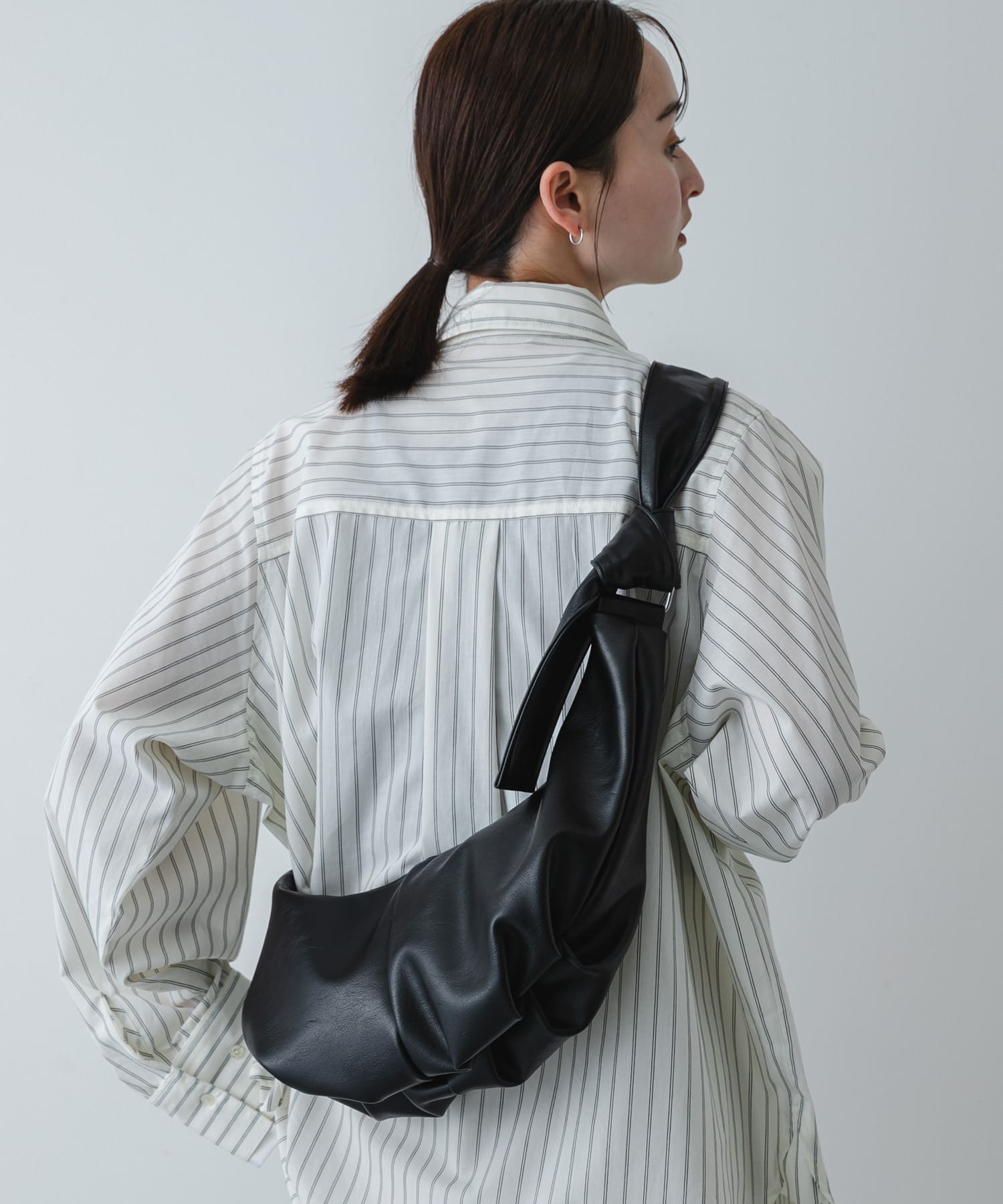 クロワッサンショルダーバッグ BLACK One