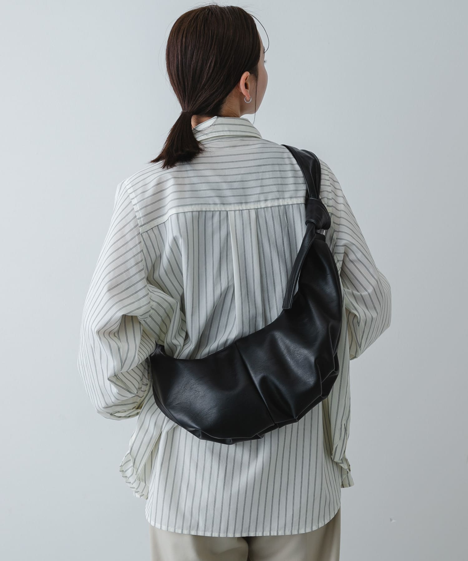 クロワッサンショルダーバッグ BLACK One