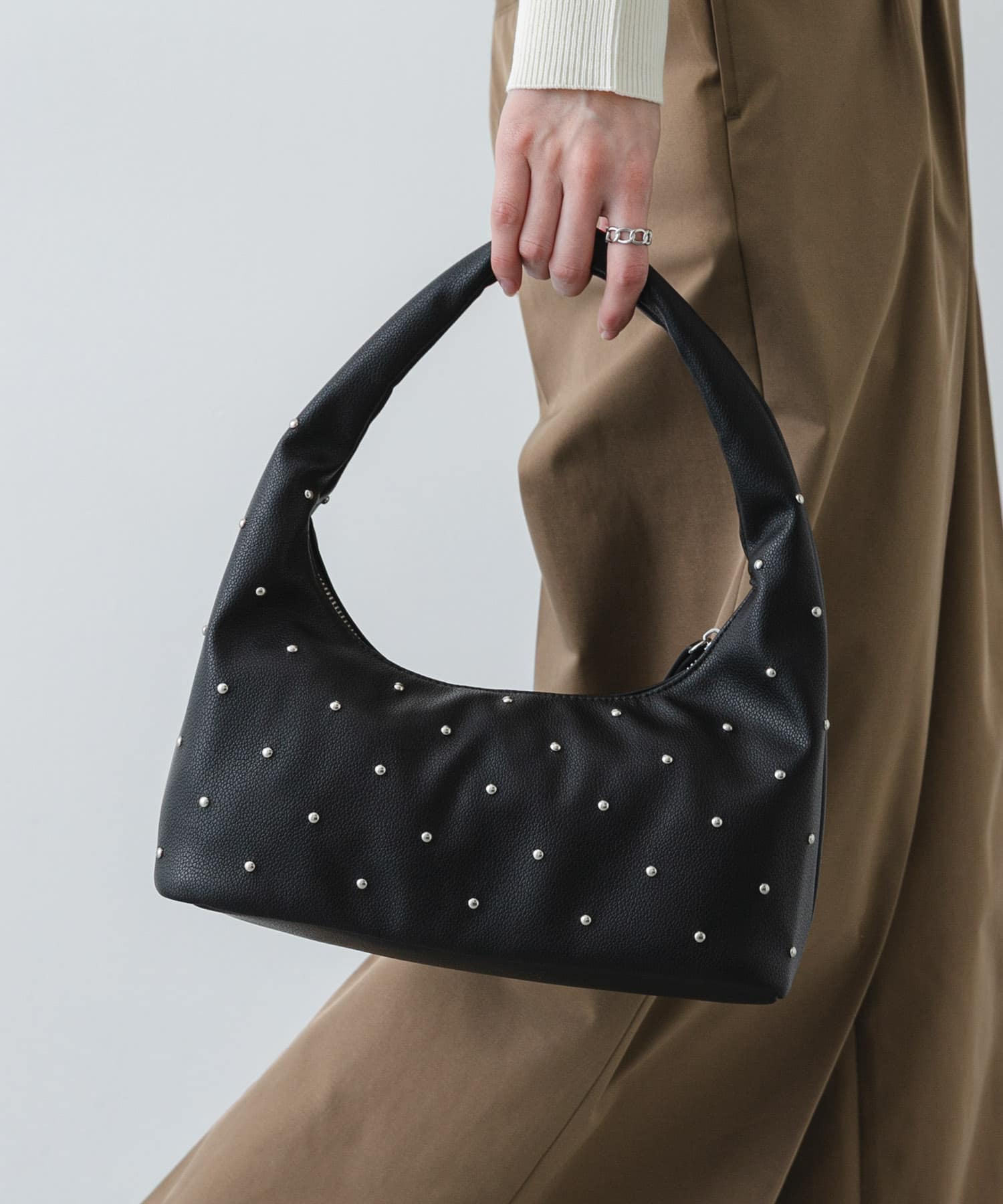 スタッズラウンドバッグ